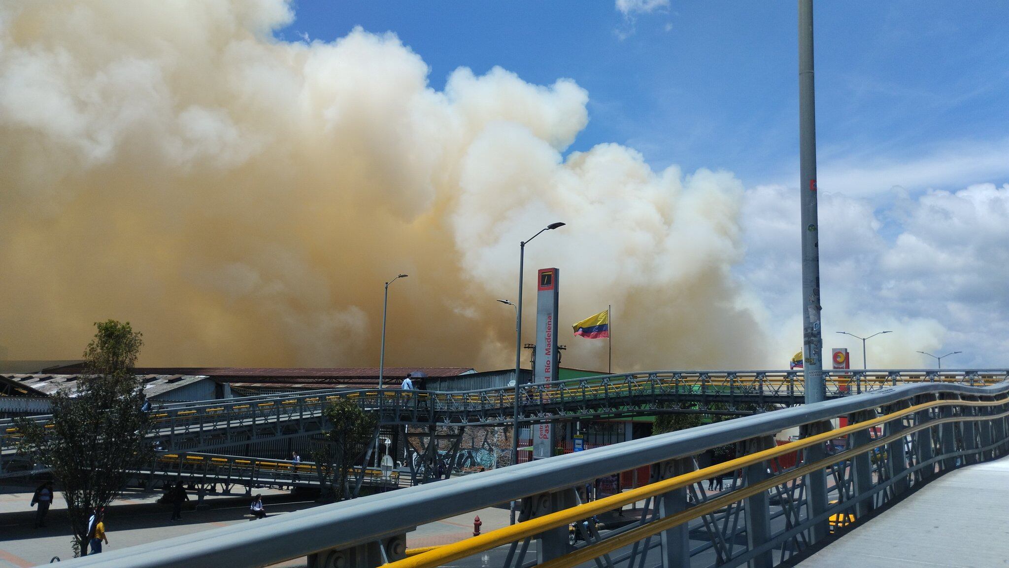 La columna de humo se extendió varios metros, generando preocupación entre la población - crédito @miusercambiaaa / X