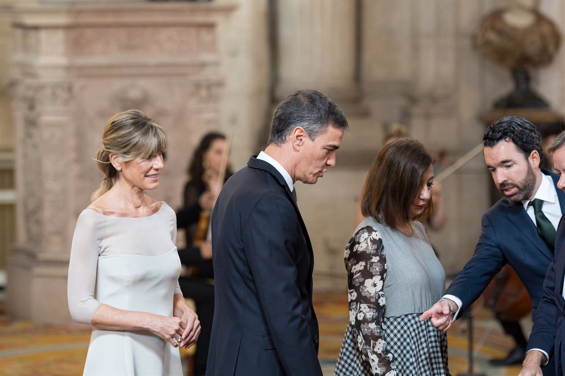 Begoña Gómez y Pedro Sánchez durante la imposición de condecoraciones con ocasión del X aniversario de la Proclamación de Su Majestad el Rey. (Diego Radamés/Europa Press) 