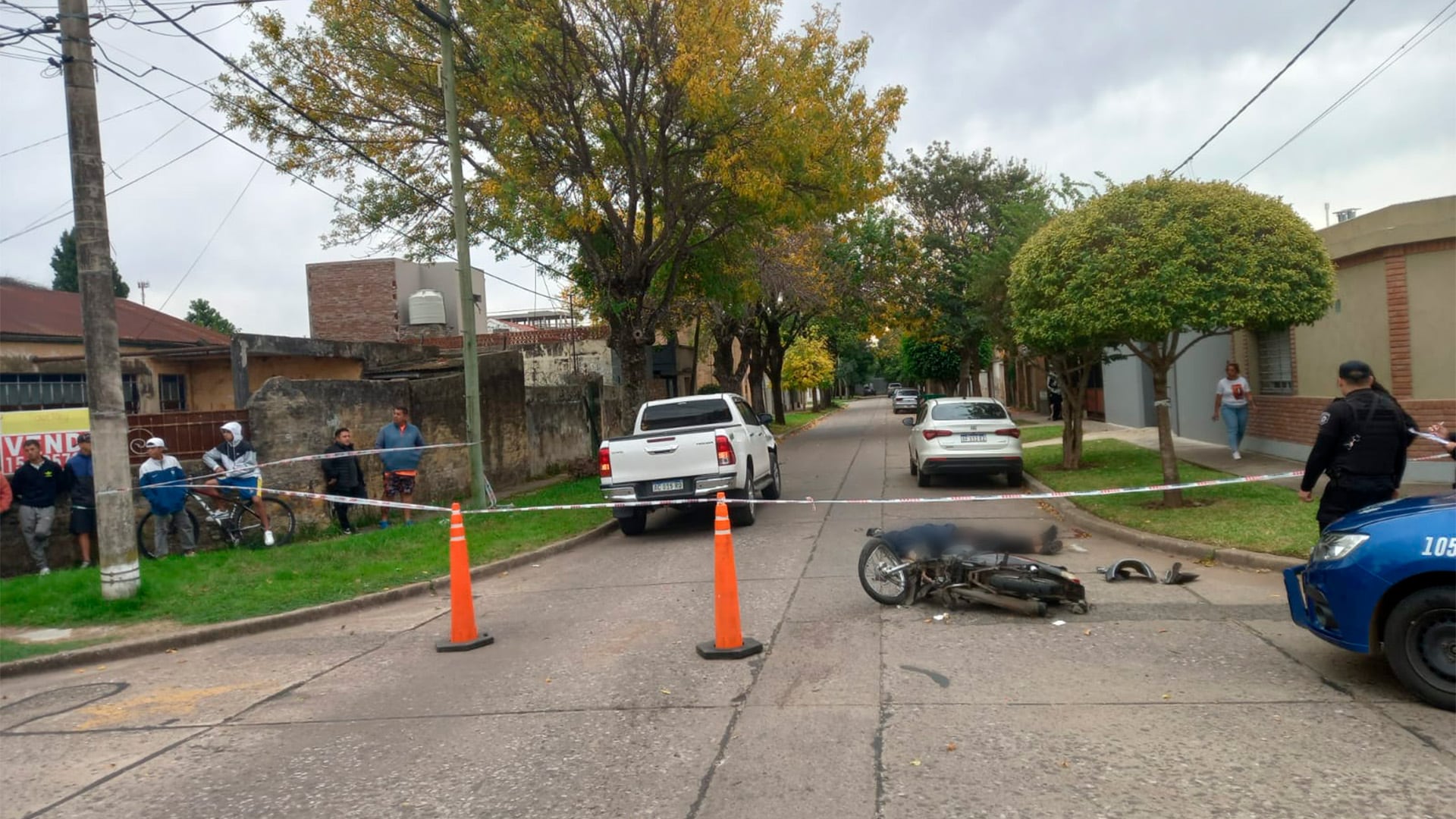 Un motochorro robó un celular en Rosario y a las tres cuadras chocó y murió