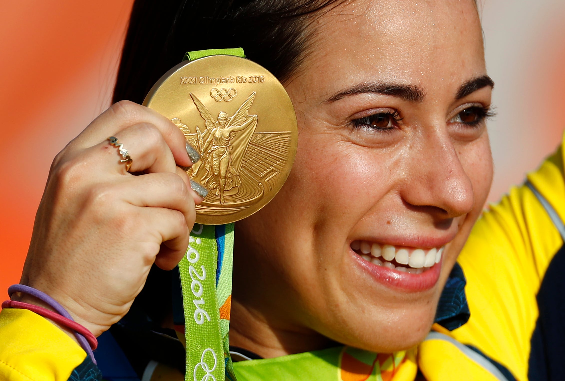 La colombiana Mariana Pajón muestra su medalla de oro durante la ceremonia de premiación de los Juegos Olímpicos en Río de Janeiro, el 19 de agosto de 2016 crédito Patrick Semansky / AP Foto