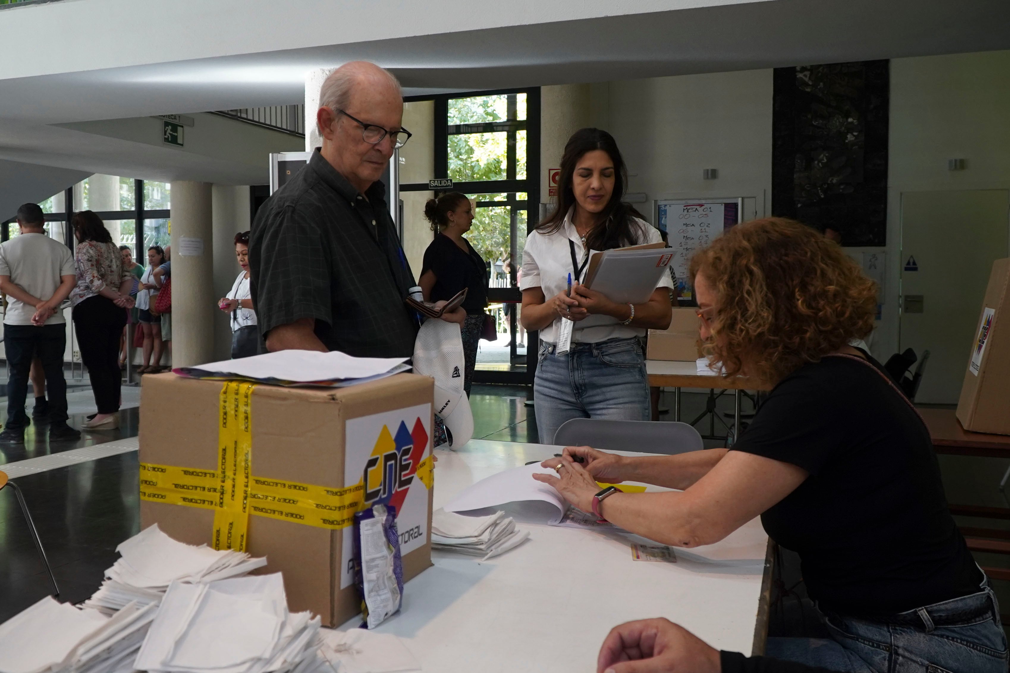 Votaciones en la jornada electoral venezolana en el Centro Cultural Fernández de los Ríos de Madrid  (EFE/Embajada de Venezuela en España)
