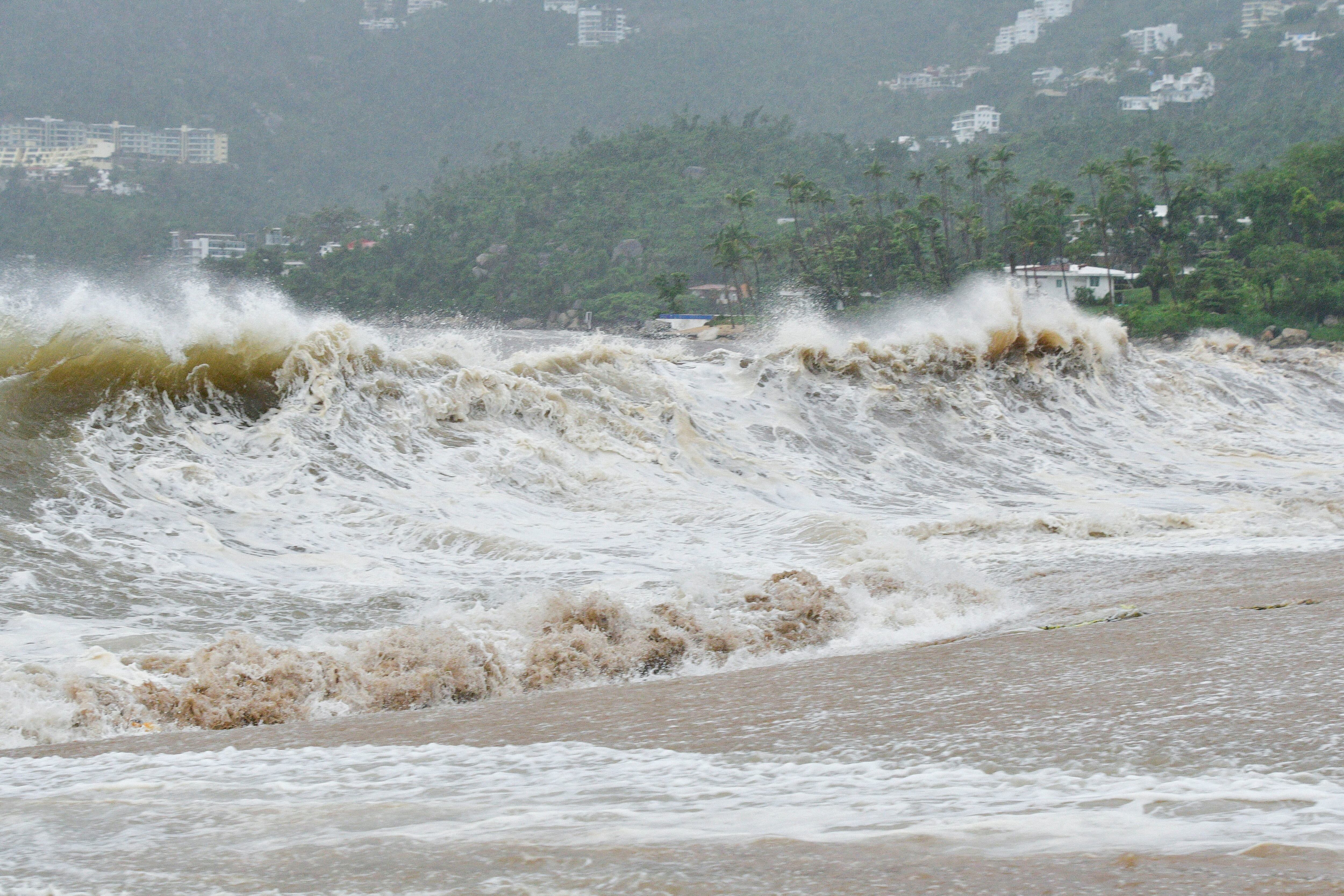 El huracán John fue más lento y a su paso recogió más agua.  (REUTERS/Javier Verdin)