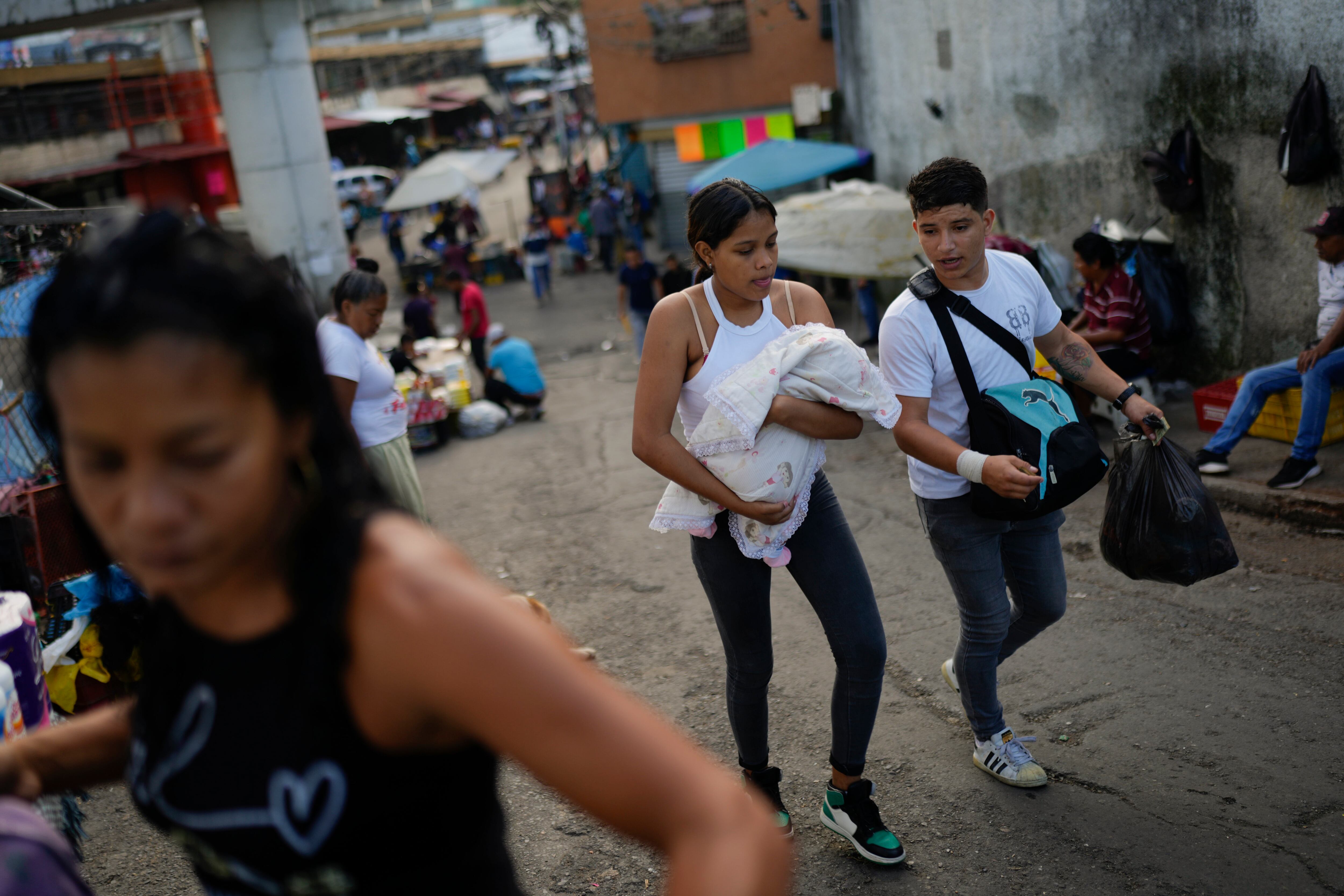 Vecinos caminan por el vecindario de Petare en Caracas, Venezuela, el martes 16 de julio de 2024. (AP Foto/Ariana Cubillos)