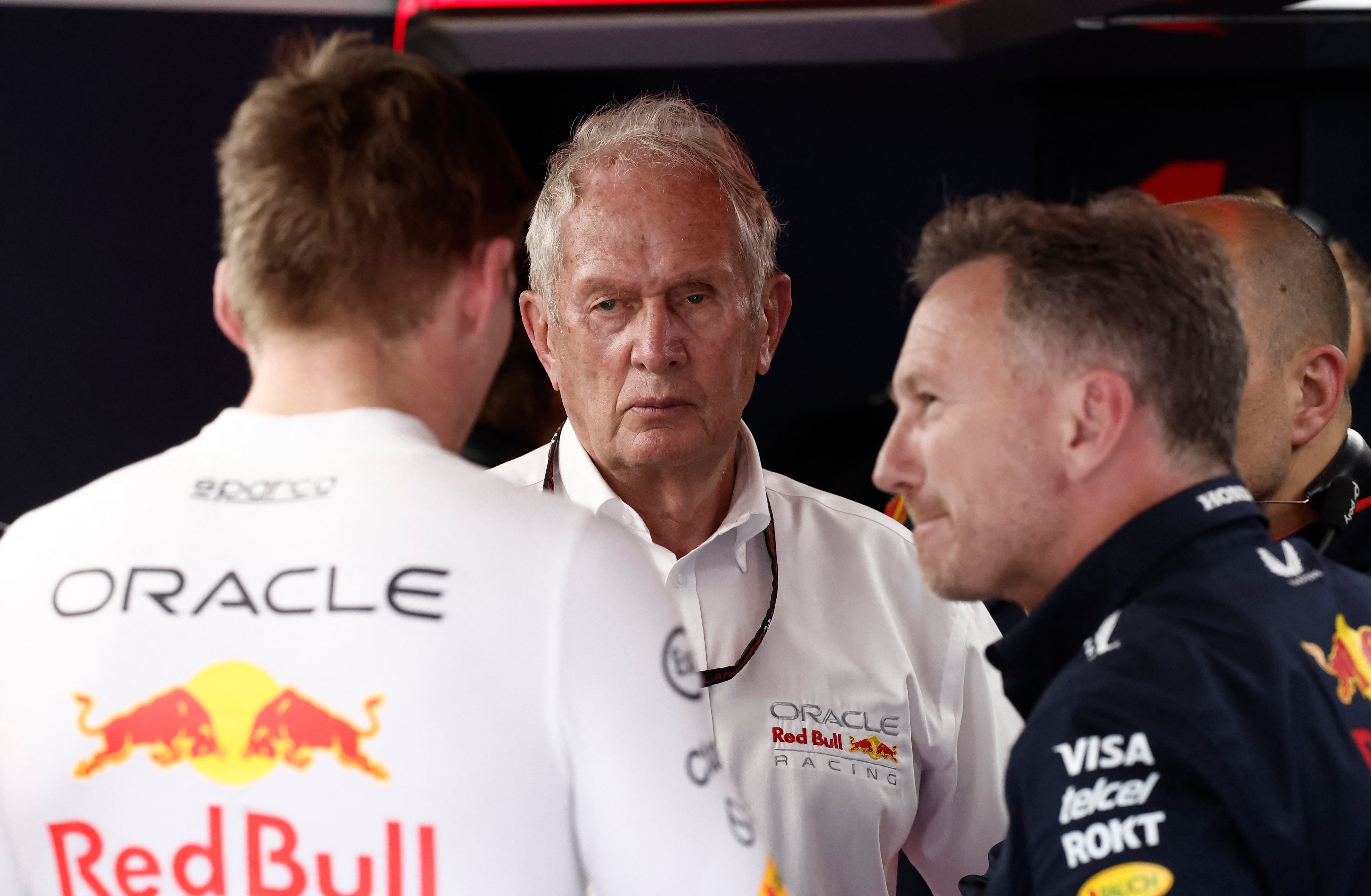 Helmut Marko en diálogo con Max Verstappen y Christian Horner (Foto: Reuters/Benoit Tessier)