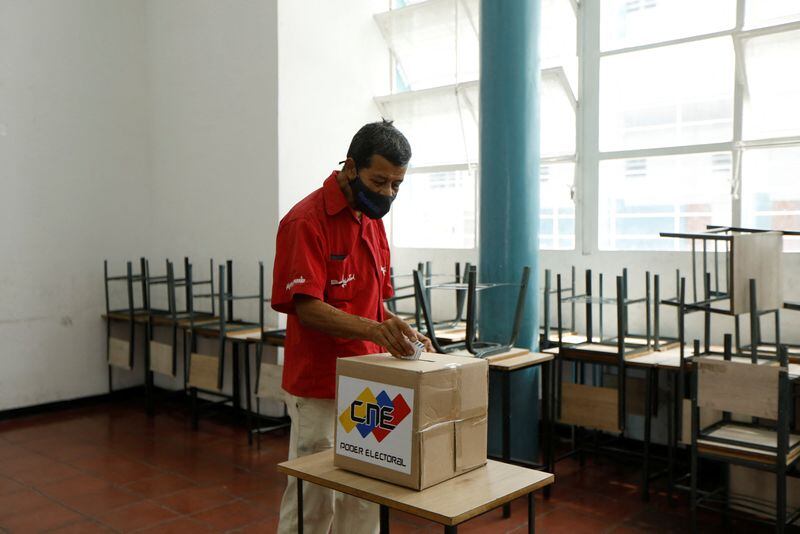 Un hombre vota en una simulación electoral antes de las próximas elecciones presidenciales en Caracas (REUTERS/Leonardo Fernández Viloria)