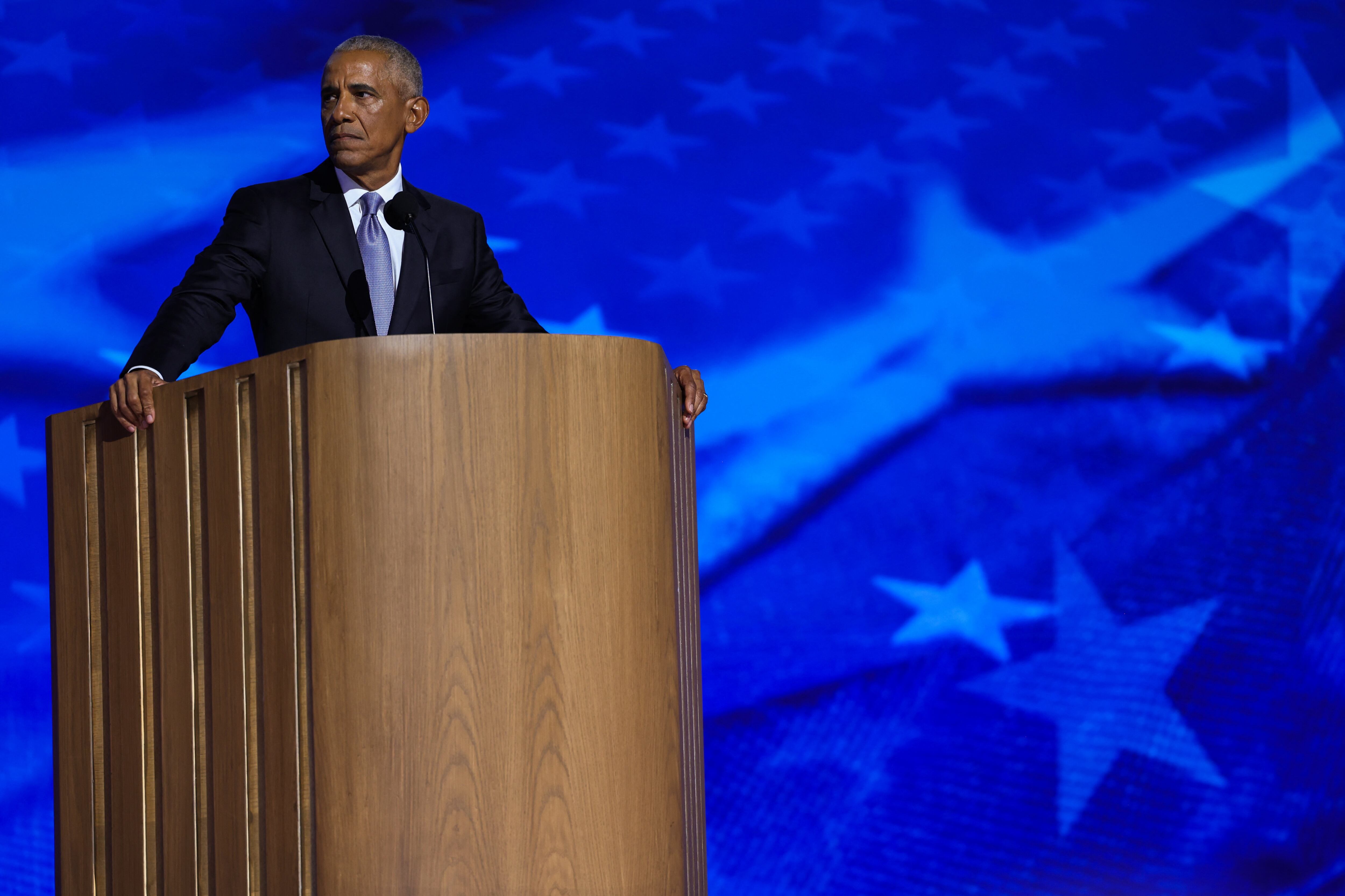 Barack Obama en la Convención Demócrata: “Estamos listos para la presidenta Kamala Harris” (REUTERS/Kevin Wurm)