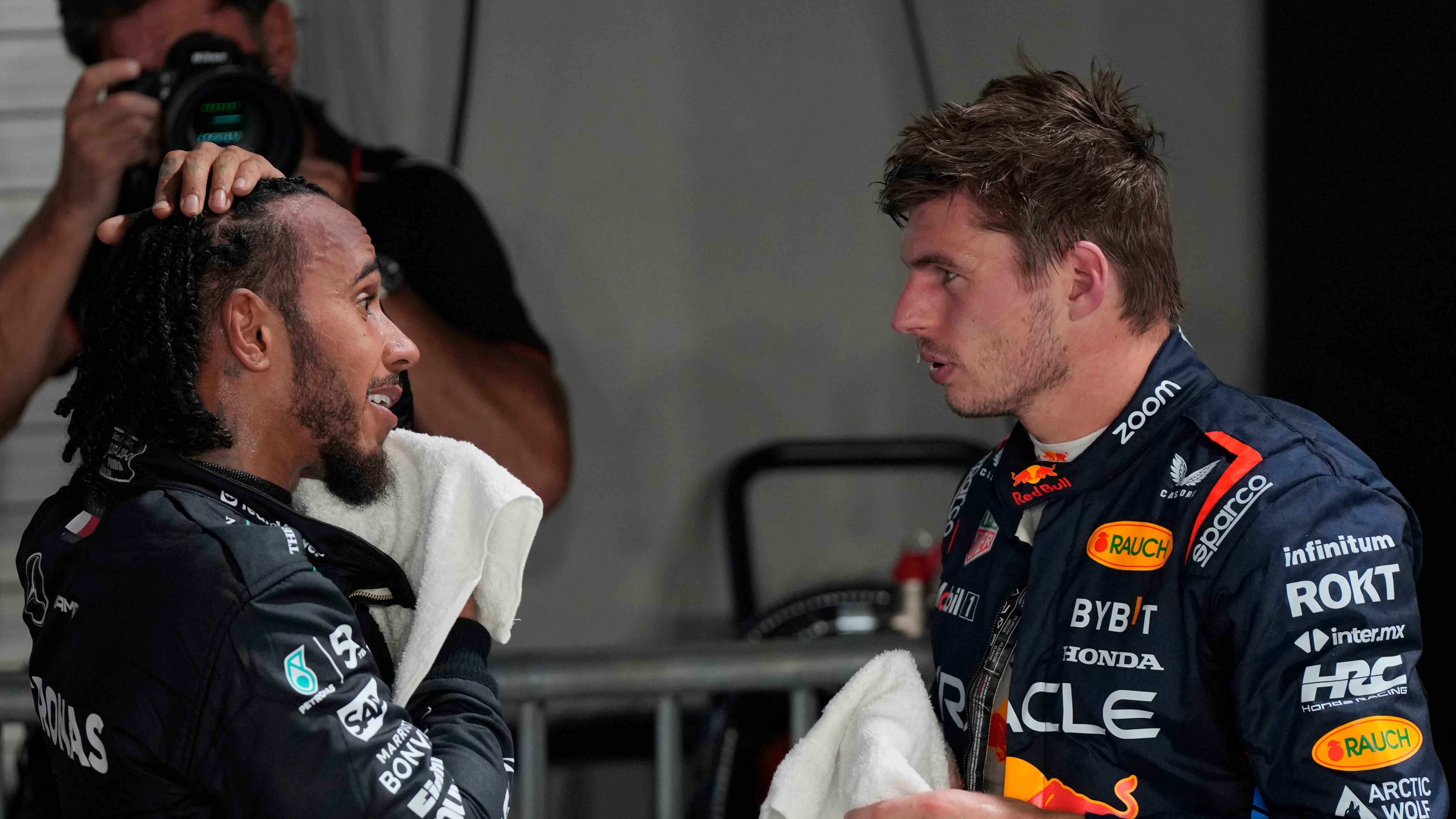 El piloto de Red Bull Max Verstappen halba con Lewis Hamilton de Mercedes tras la sesión de calificación del sábado 21 de septiembre del 2024 al Gran Premio de Singapur. (AP Foto/Vincent Thian)