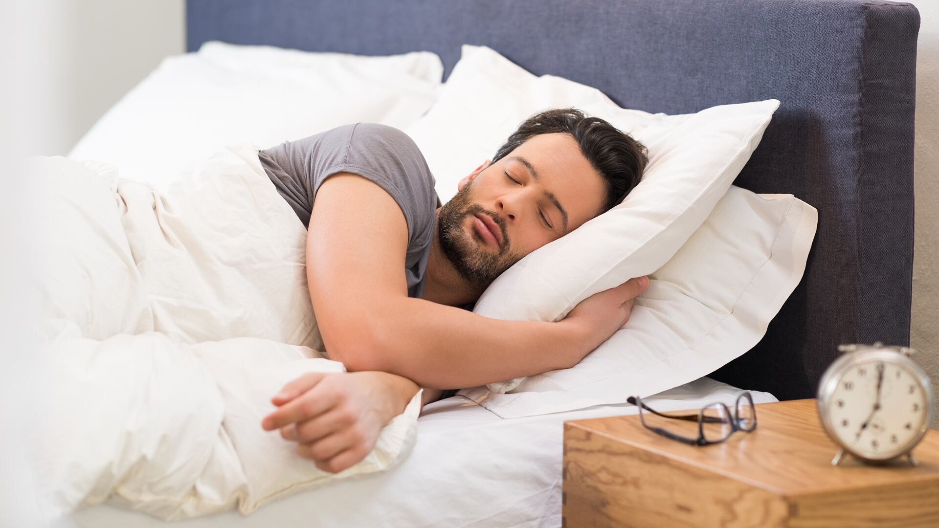 La mayoría de las personas prefiere dormir de lado - crédito iStock