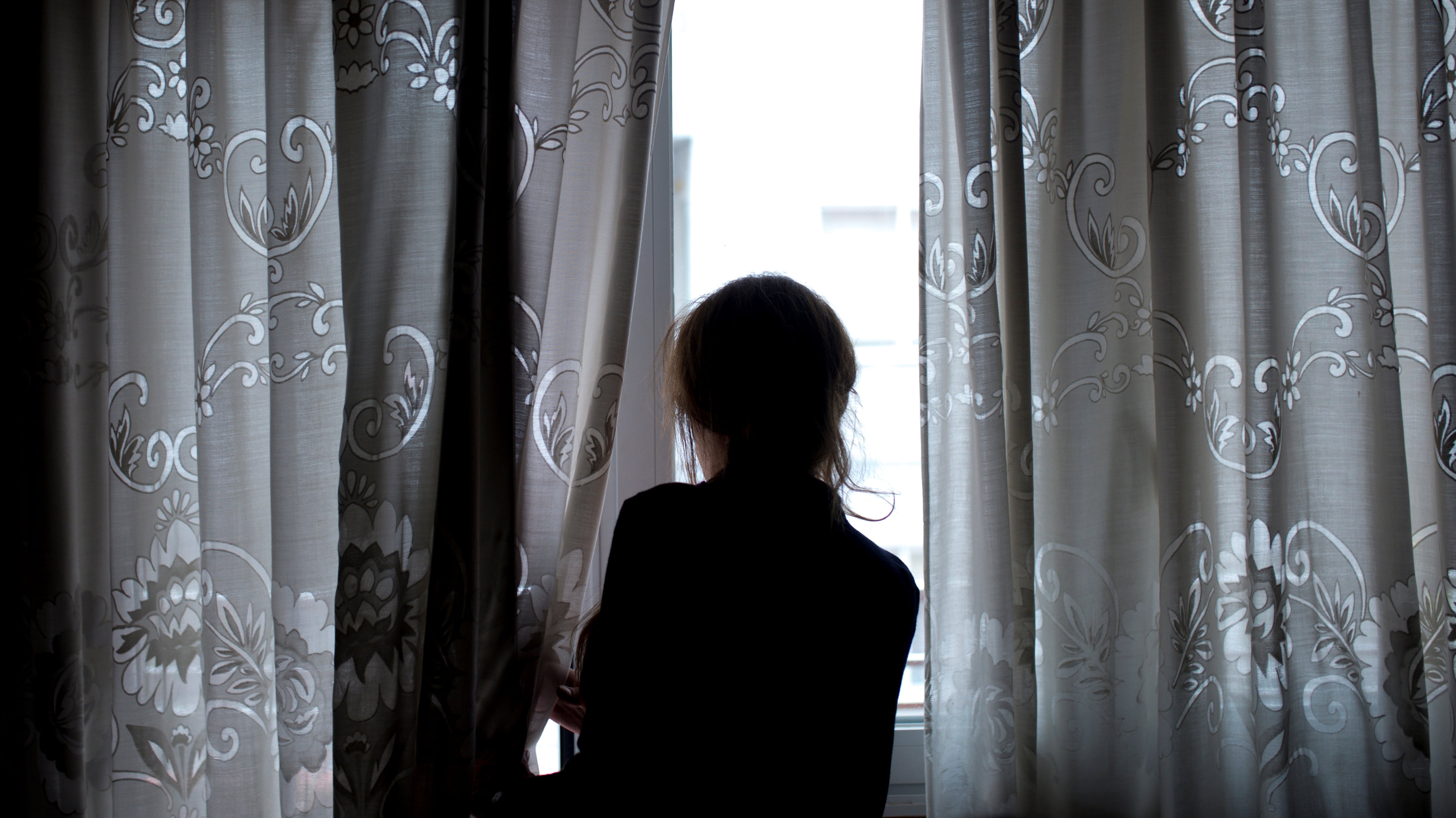 Mujer observado a través de la ventana (EFE/Brais Lorenzo)