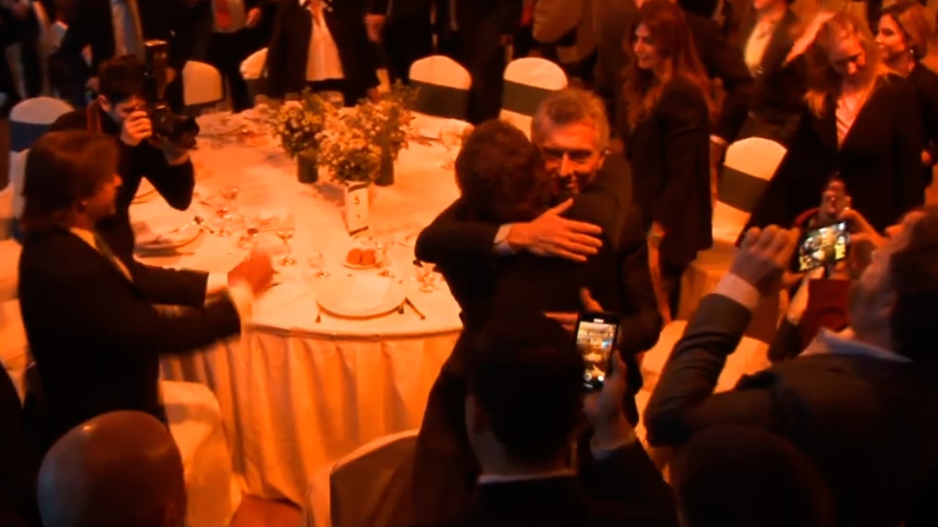 abrazo entre Javier Milei y Mauricio Macri en la cena de la Fundación Libertad