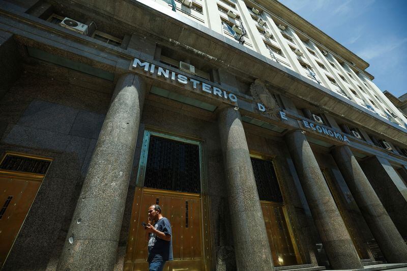 Foto de archivo - Un hombre camina frente al Ministerio de Economía en Buenos Aires, Argentina.  Nov 20, 2023. REUTERS/Agustin Marcarian