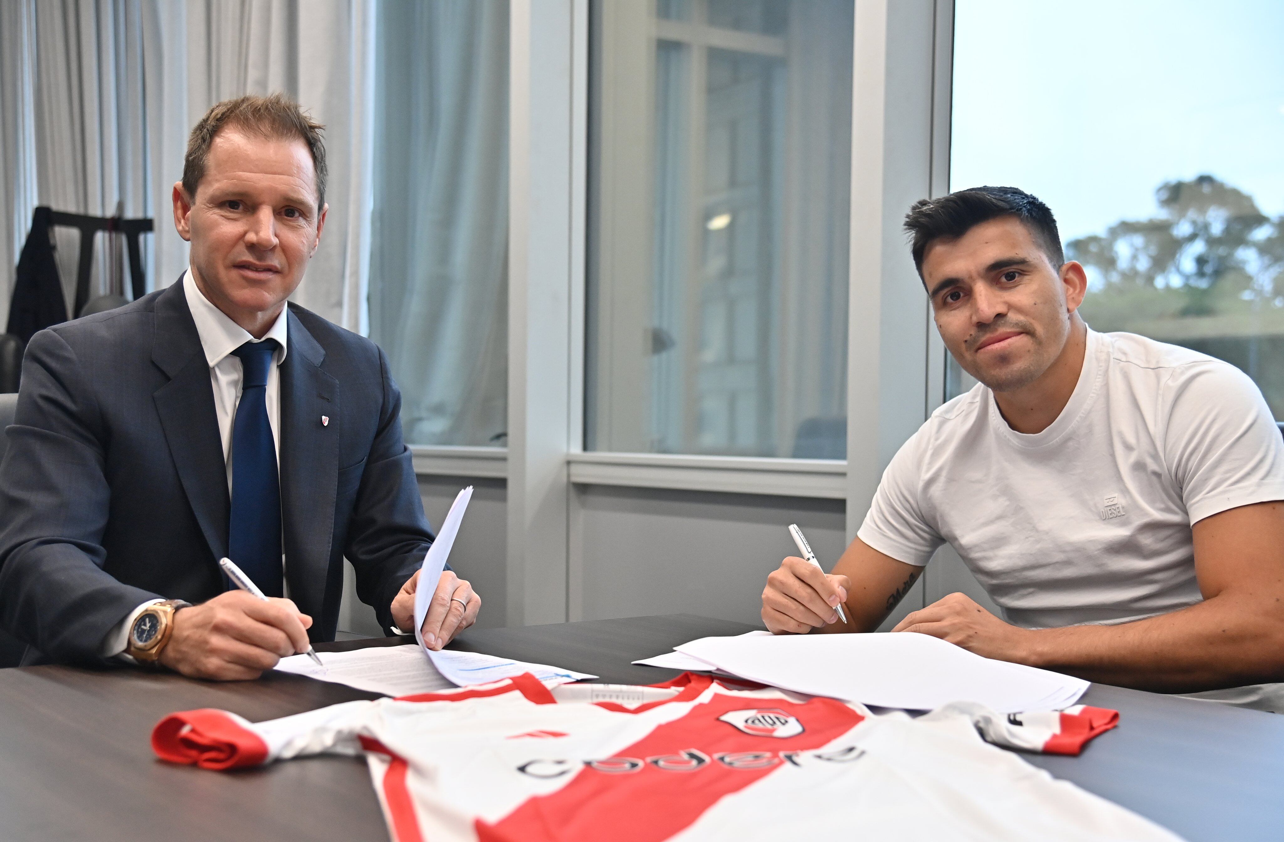 Marcos Acuña con Jorge Brito en su presentación en River