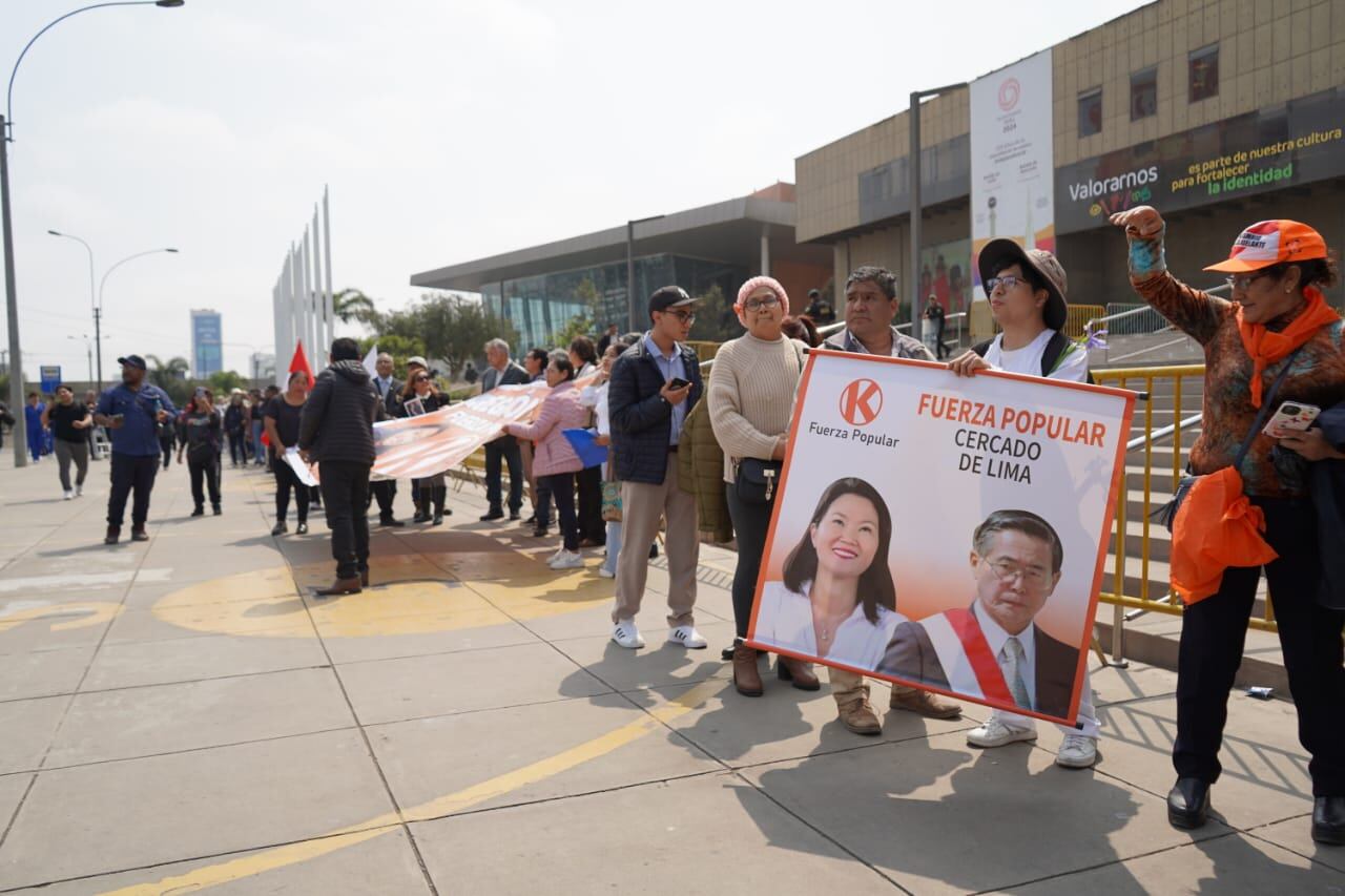 Miles de personas llegan al Ministerio de Cultura para darle el último adiós a Alberto Fujimori.