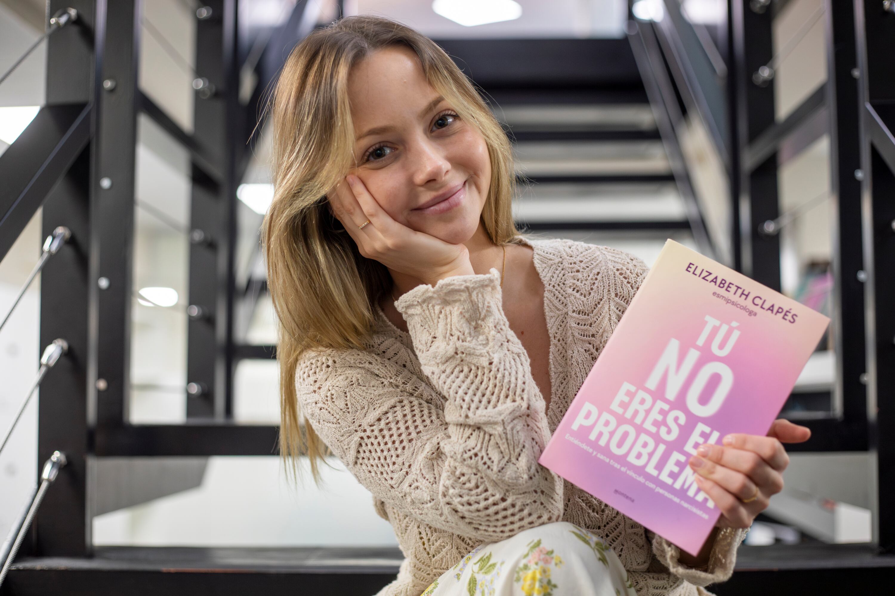 Elizabeth Clapés, @esmipsicologa, con su nuevo libro 'Tú no eres el problema'. (Helena Margarit Cortadellas)