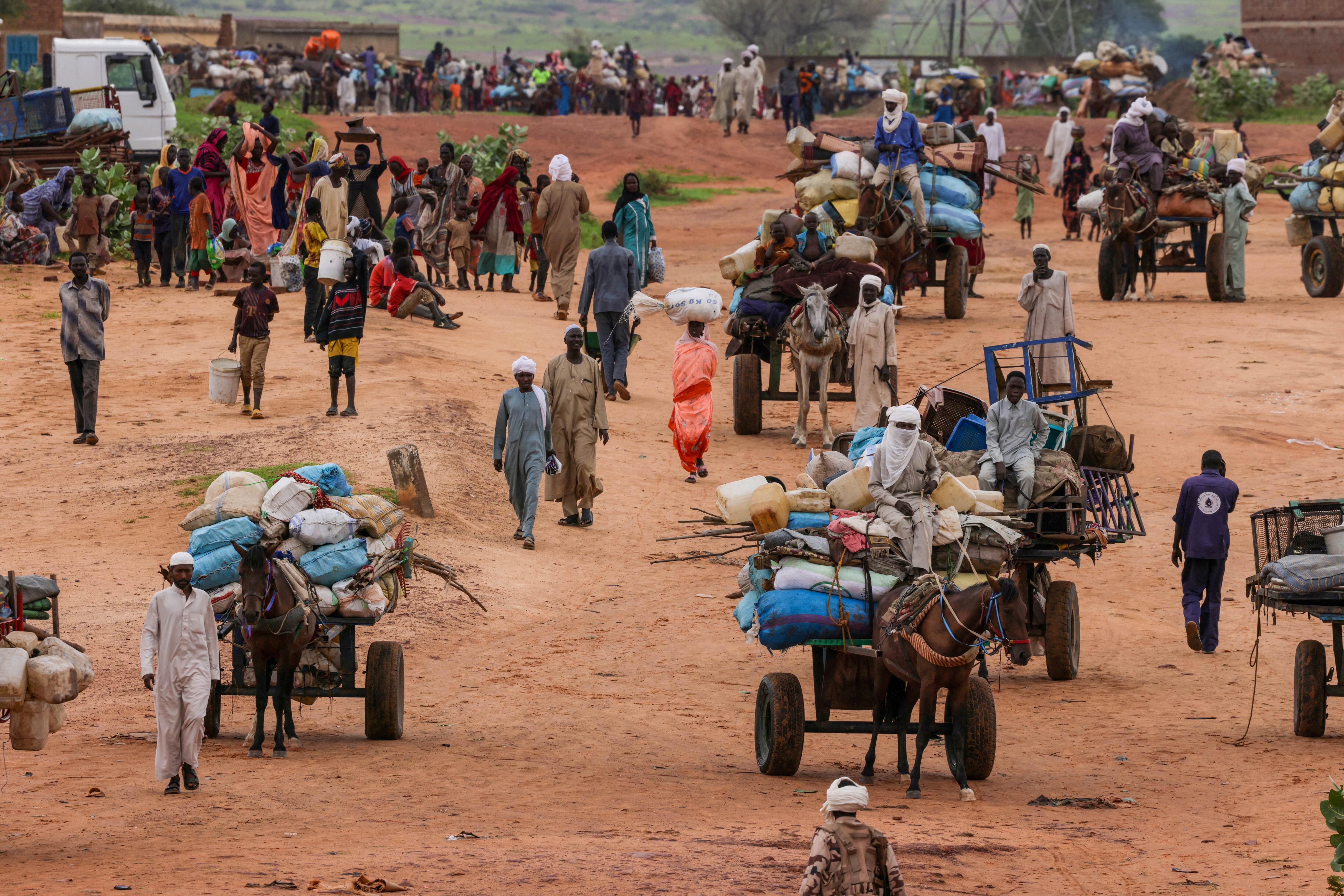 Personas escapando de la violencia en Danfur del Oeste, cruzando la frontera hacia Adre, Chad (REUTERS/Zohra Bensemra)