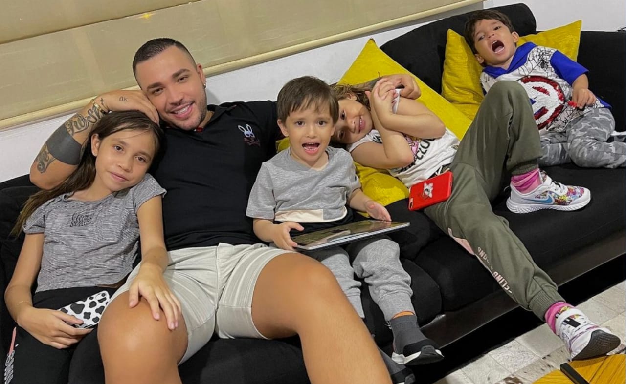 Jessi Uribe y sus hijos