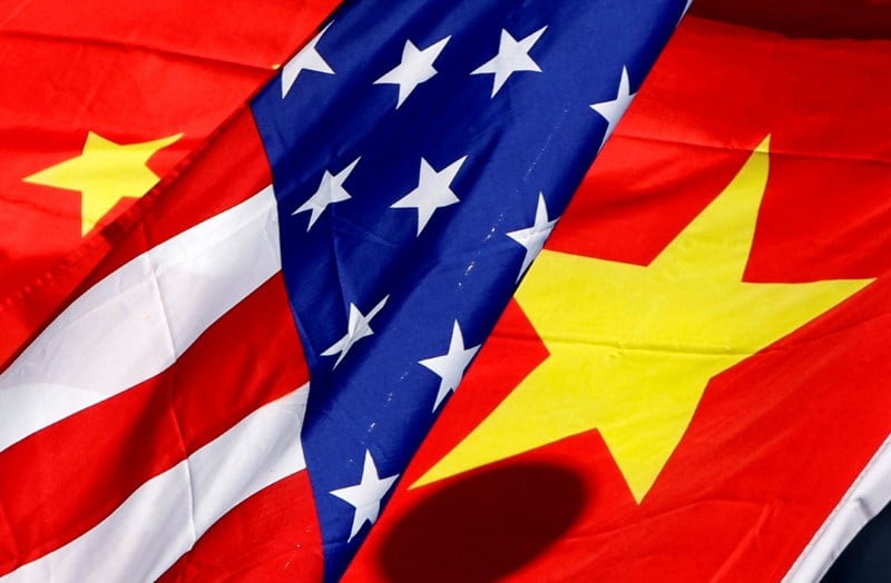 FOTO DE ARCHIVO. Las banderas de Estados Unidos y China ondean (REUTERS/Jason Lee)