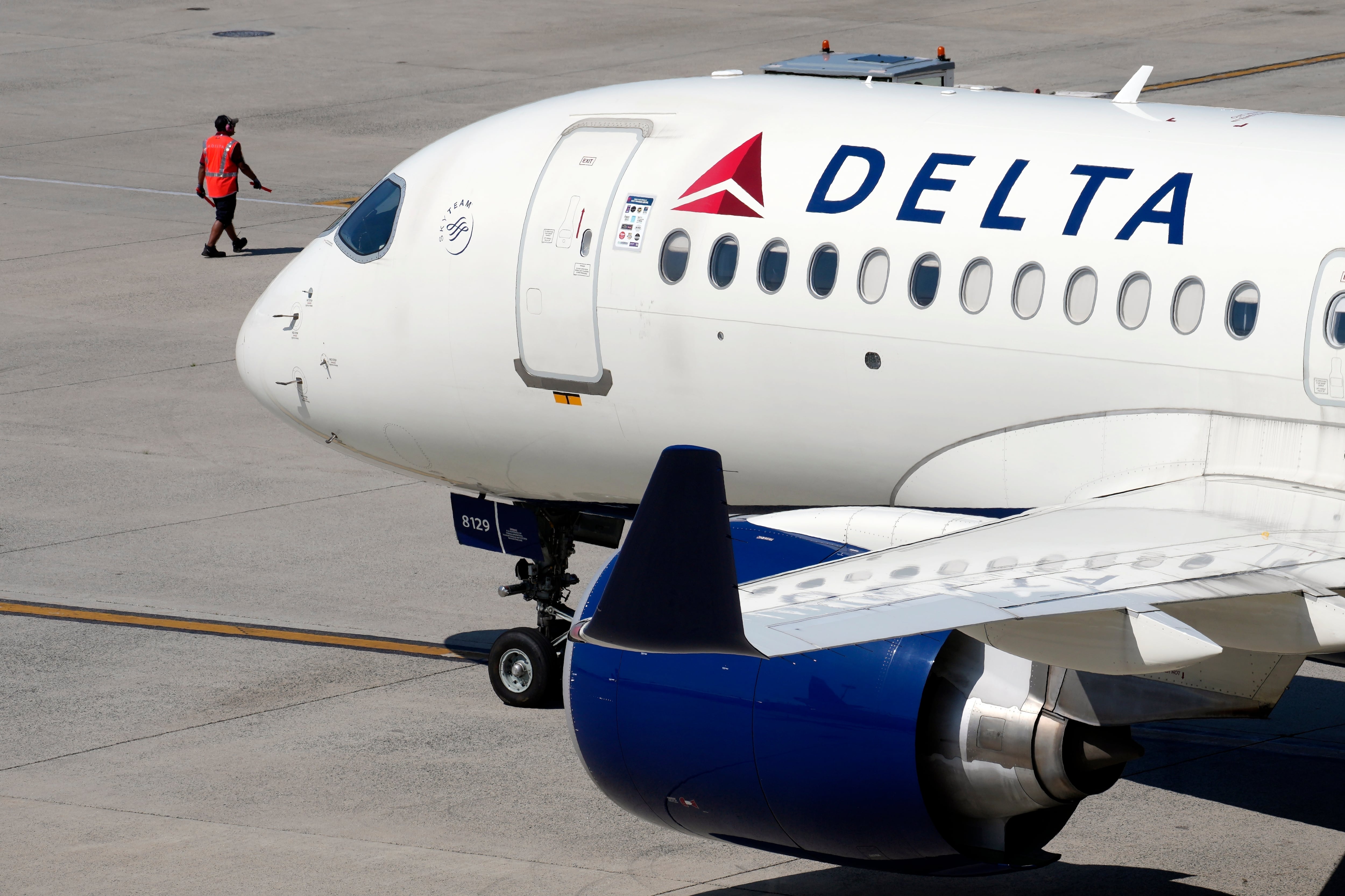 Delta Air Lines enfrentó cancelaciones masivas debido a una falla en el software de CrowdStrike, lo que resultó en pérdidas significativas(AP Foto/Michael Dwyer, Archivo)