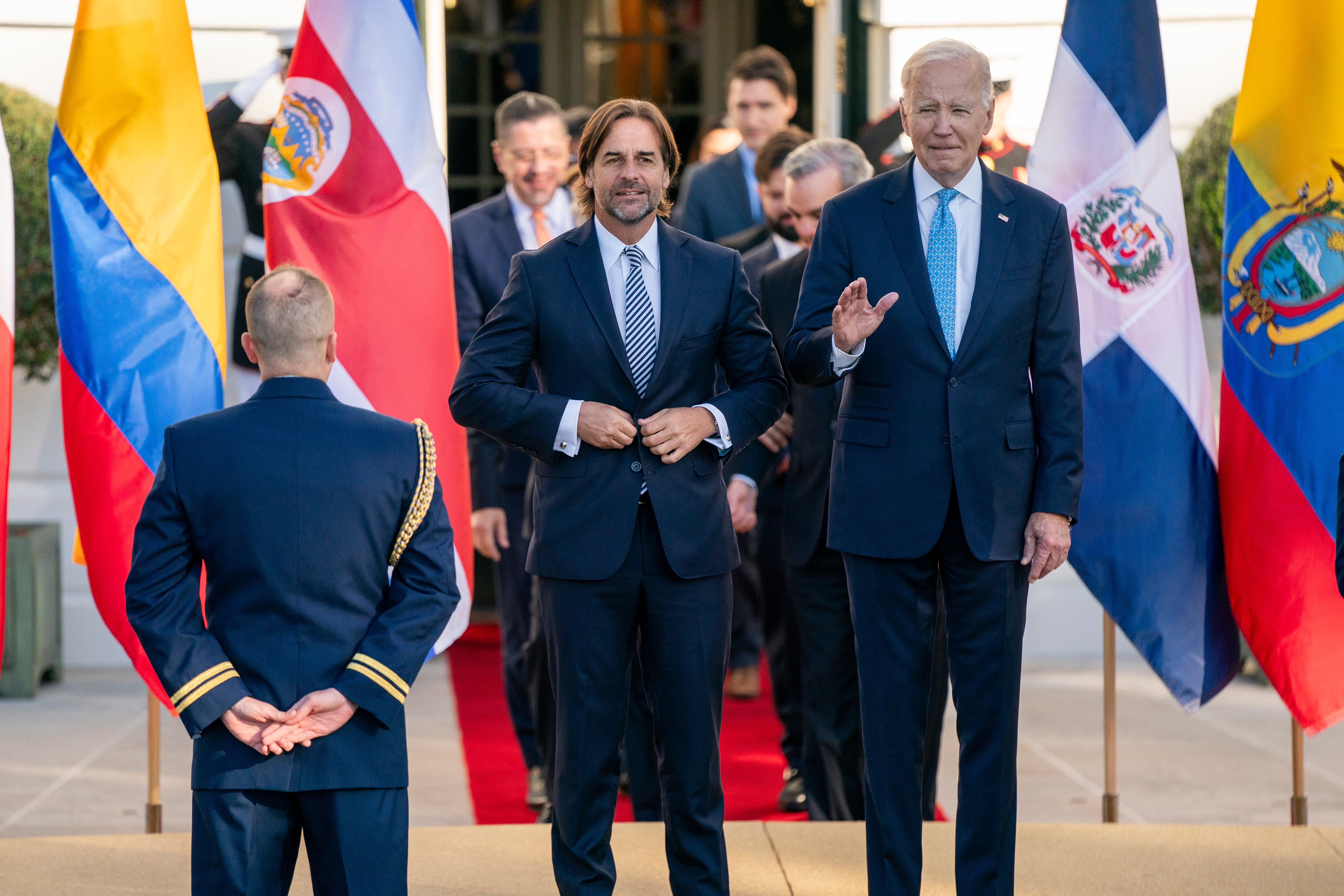 Luis Lacalle Pou y Joe Biden en una cumbre de la APEP. Archivo (EFE/EPA/SHAWN THEW)