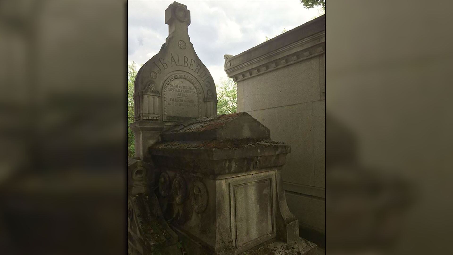 Tumba de Juan Bautista Alberdi en el cementerio Pere Lachaise de París