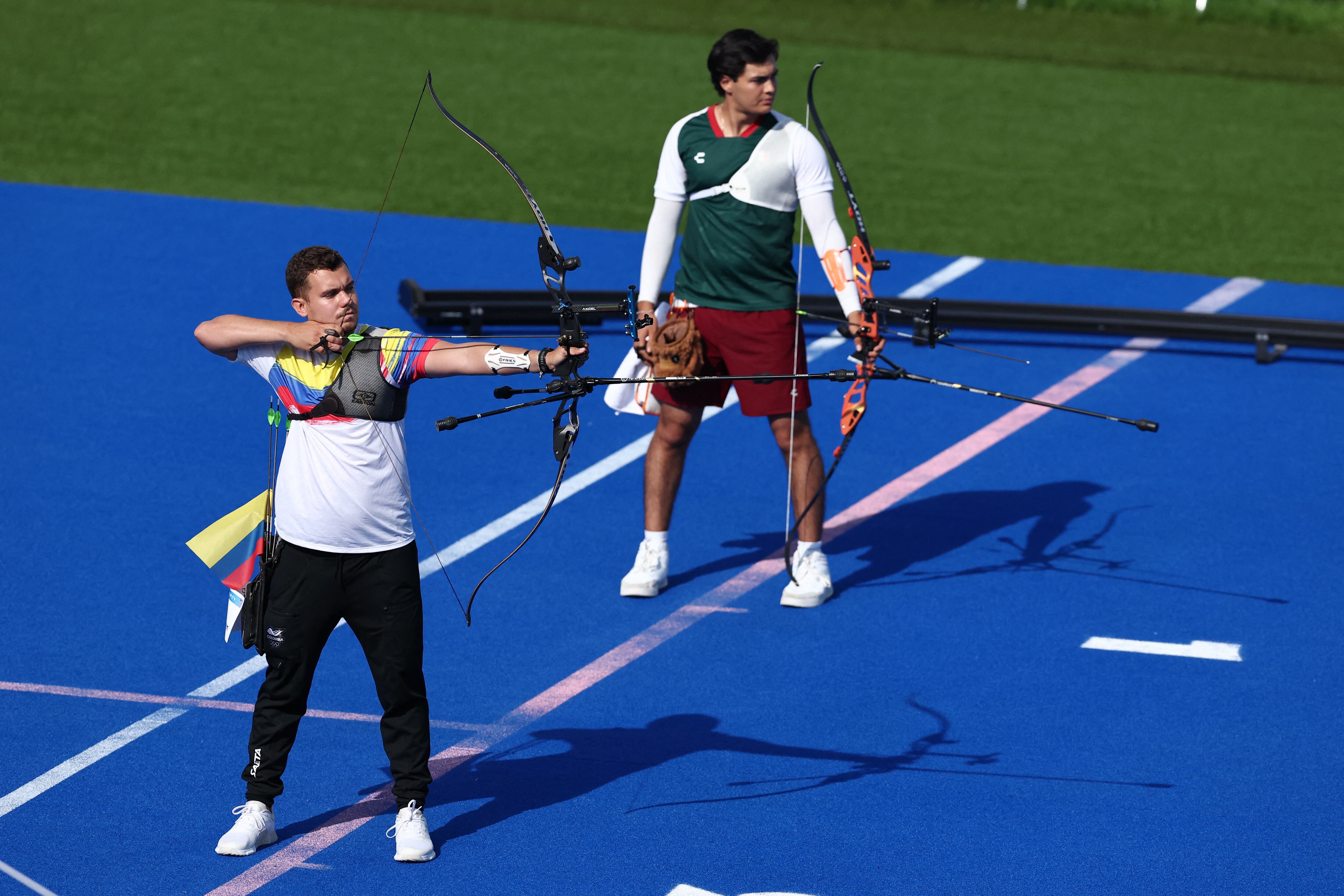 Paris 2024 Olympics - Archery - Men's Individual 1/16 Elimination Round - Invalides, Paris, France - August 01, 2024.  Jorge Enriquez of Colombia competes against Matias Grande of Mexico. REUTERS/Tingshu Wang