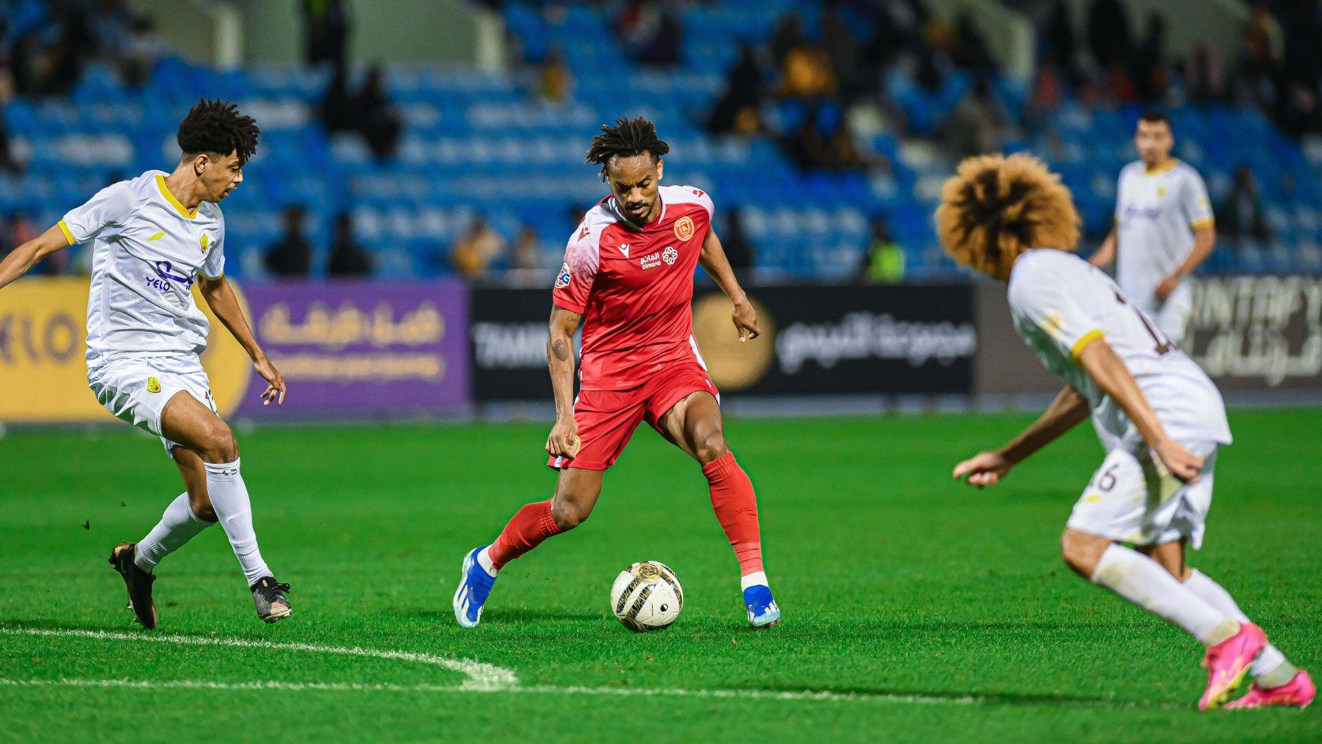 André Carrillo dio sensacional asistencia desde su campo en goleada de Al Qadisiya en Arabia Saudita.