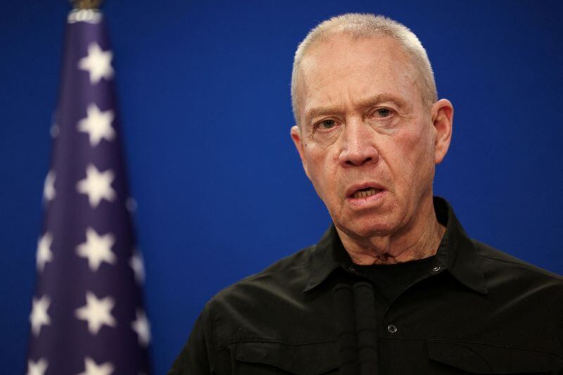 El ministro de Defensa israelí, Yoav Gallant, habla durante una rueda de prensa conjunta con el secretario de Defensa de Estados Unidos, Lloyd Austin, en el Ministerio de Defensa de Israel en Tel Aviv, el 18 de diciembre de 2023 (REUTERS/Violeta Santos Moura)