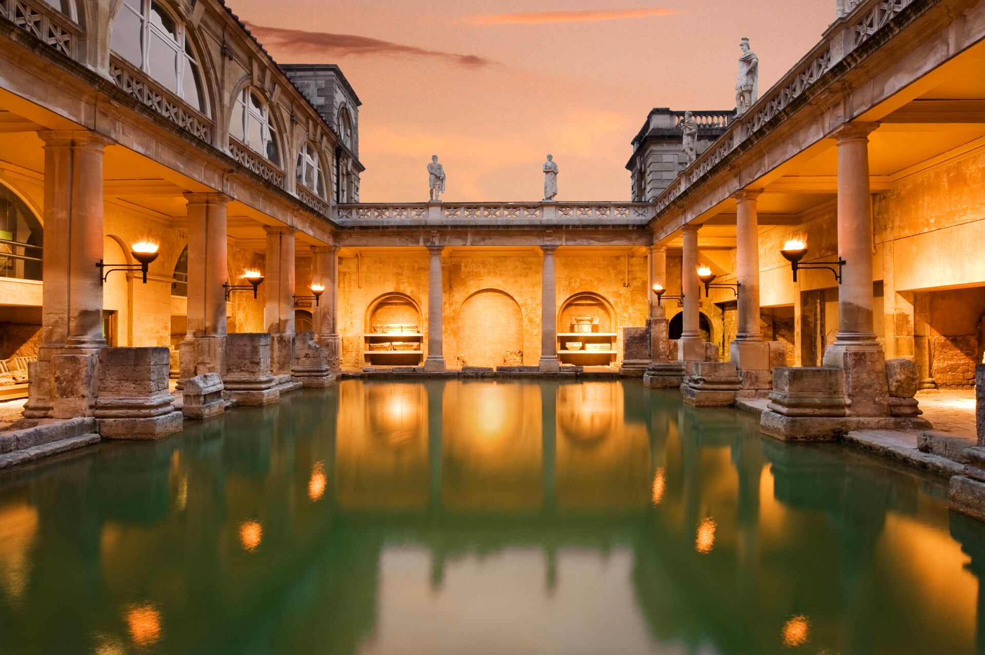 Con un millón de visitantes anuales, las termas de Bath ofrecen una experiencia cultural única, aunque no se permite el acceso al agua. (Baños romanos en Bath)