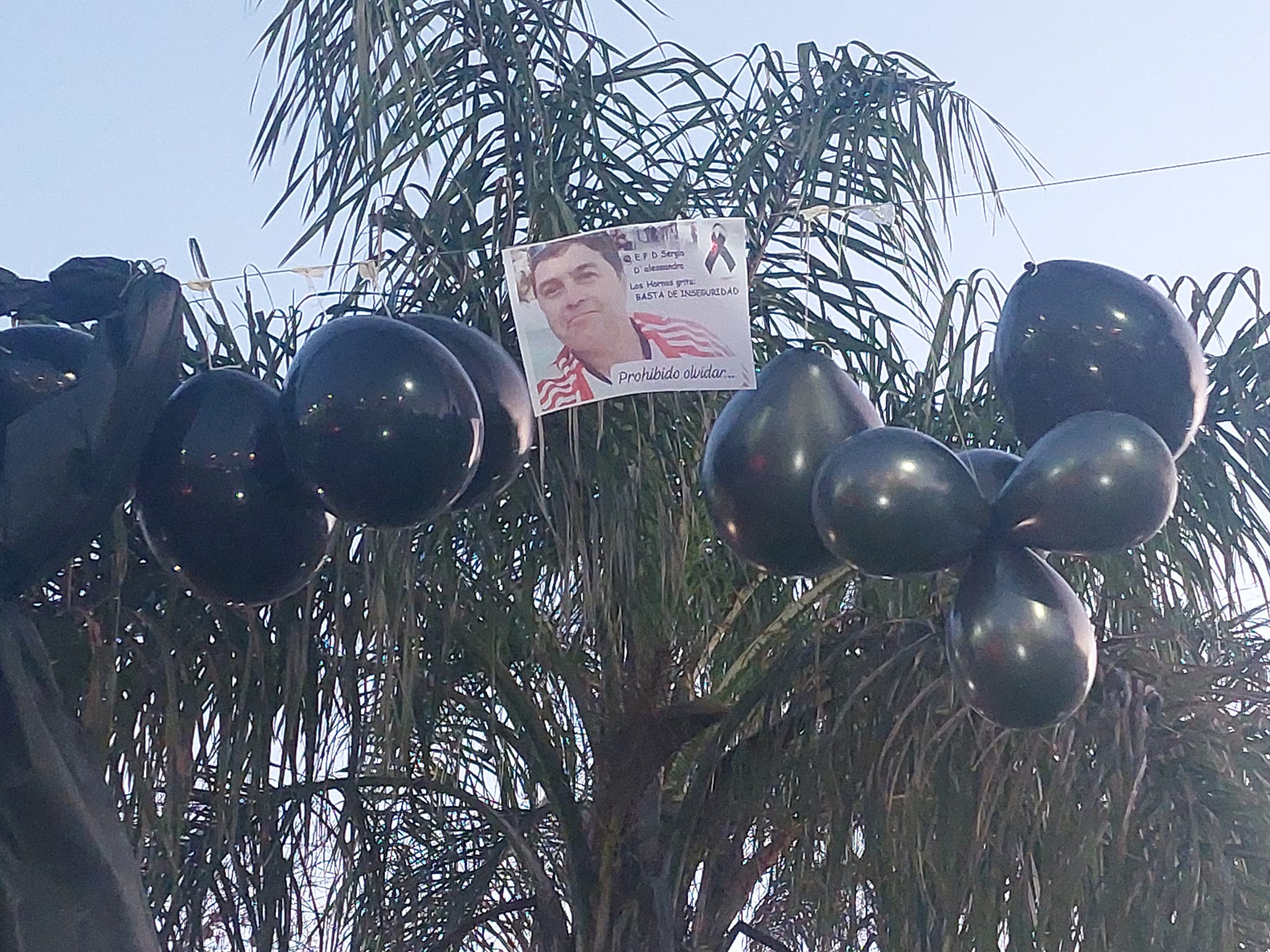 Despidieron con globos negros al profesor Sergio D’Alessandro en La Plata