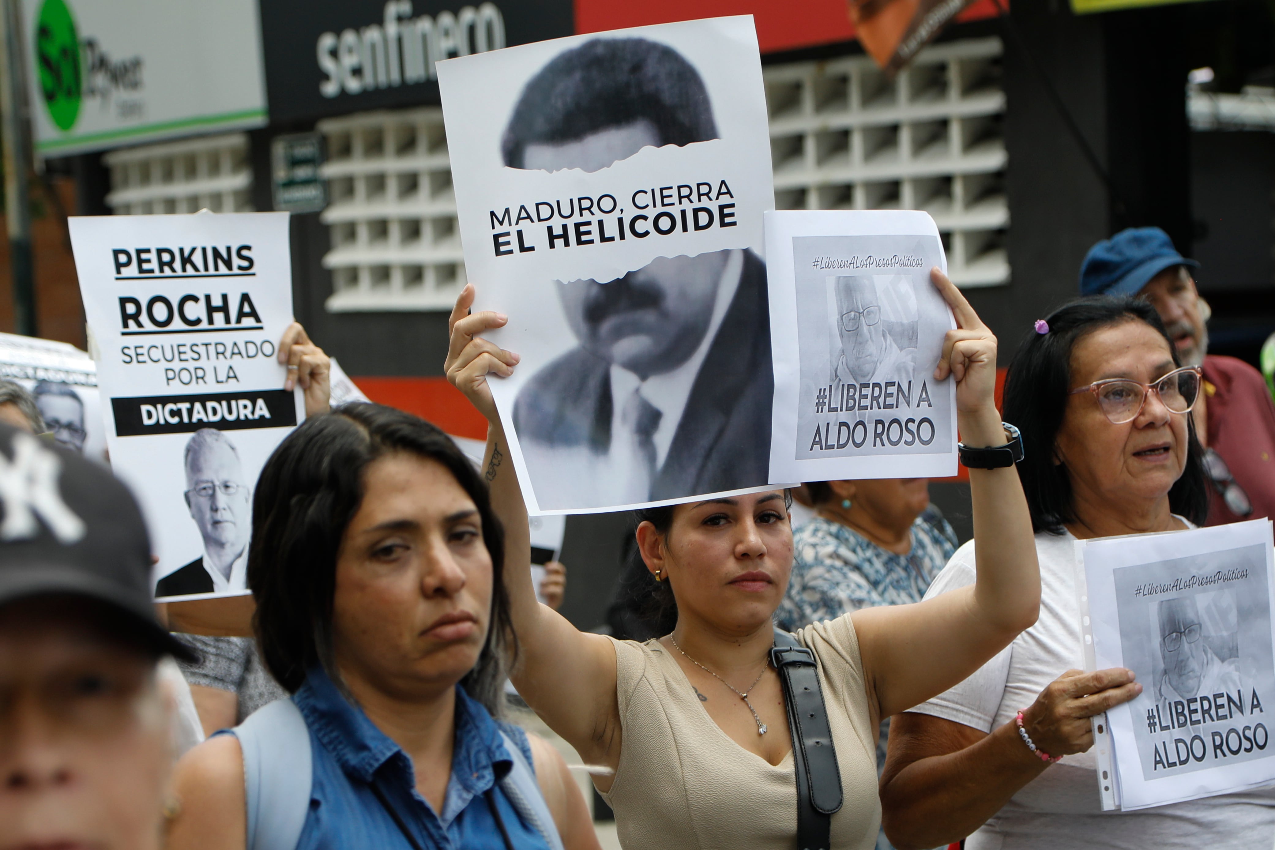 Un manifestante sostiene un cartel durante una protesta por la liberación de detenidos en Caracas, Venezuela, el miércoles 11 de septiembre de 2024. (AP Foto/Cristian Hernández)