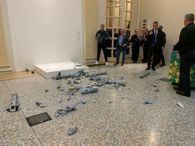 El «Cubo de porcelana» del artista Ai Weiwei es fotografiado tras ser destruido por un hombre durante la inauguración de la exposición, en Bolonia 