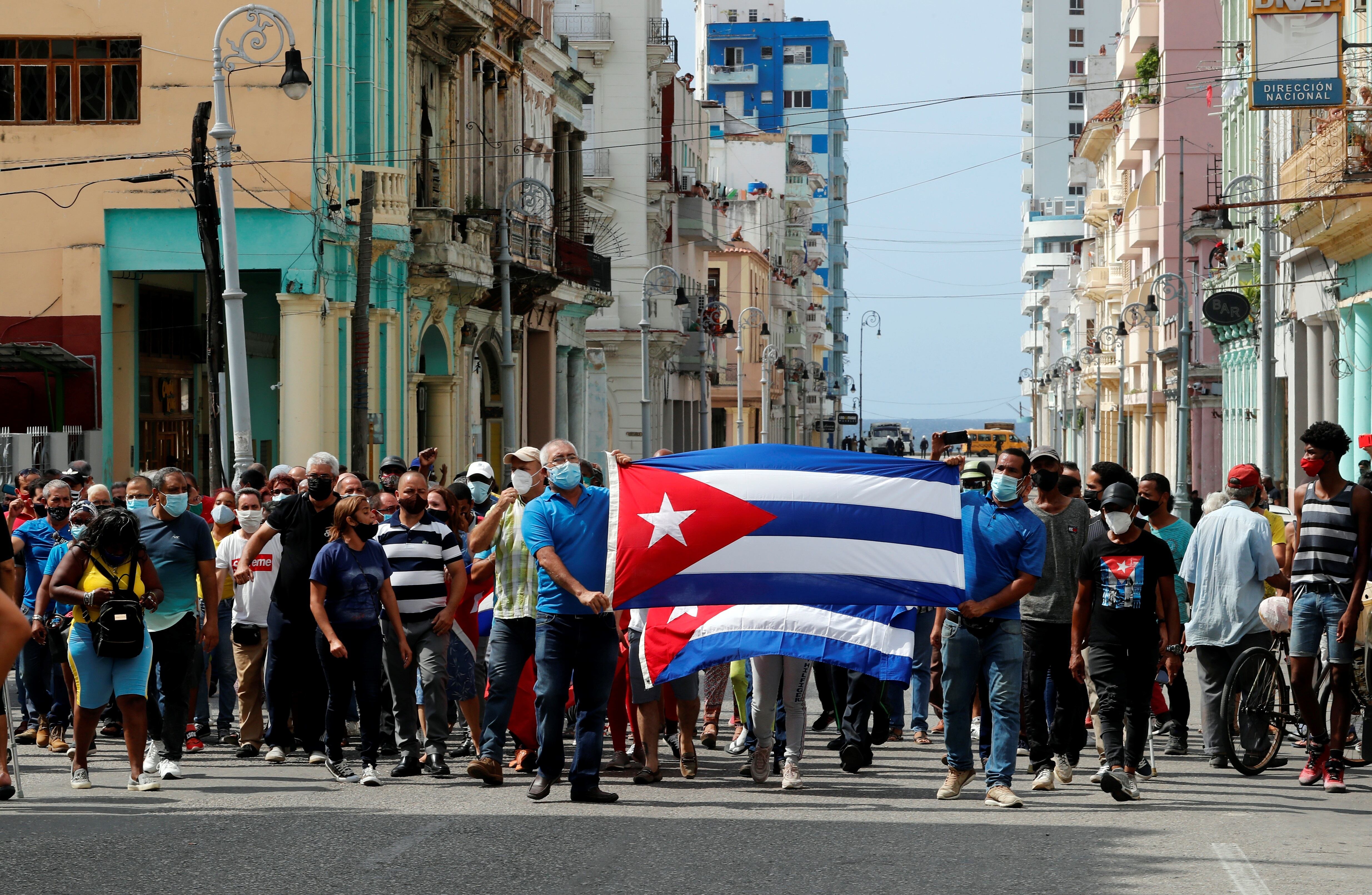 Fotografía de archivo fechada el 11 de julio de 2021. Un grupo de personas responden a manifestantes frente al capitolio de Cuba en La Habana  (EFE/Ernesto Mastrascusa)
