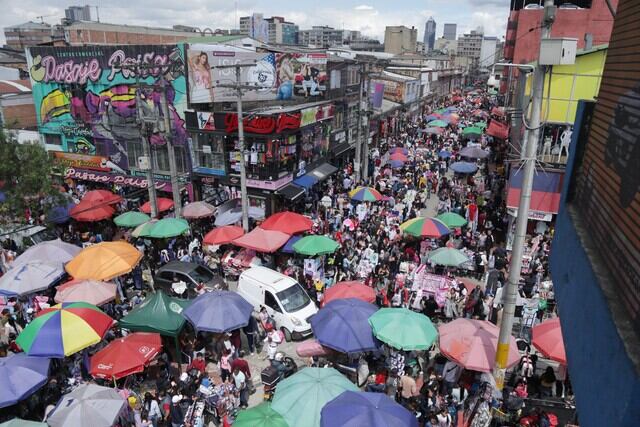 Así se ven las calles en los sectores de comercio cuando se acerca la temporada navideña en Bogotá- crédito Camila Díaz/Colprensa