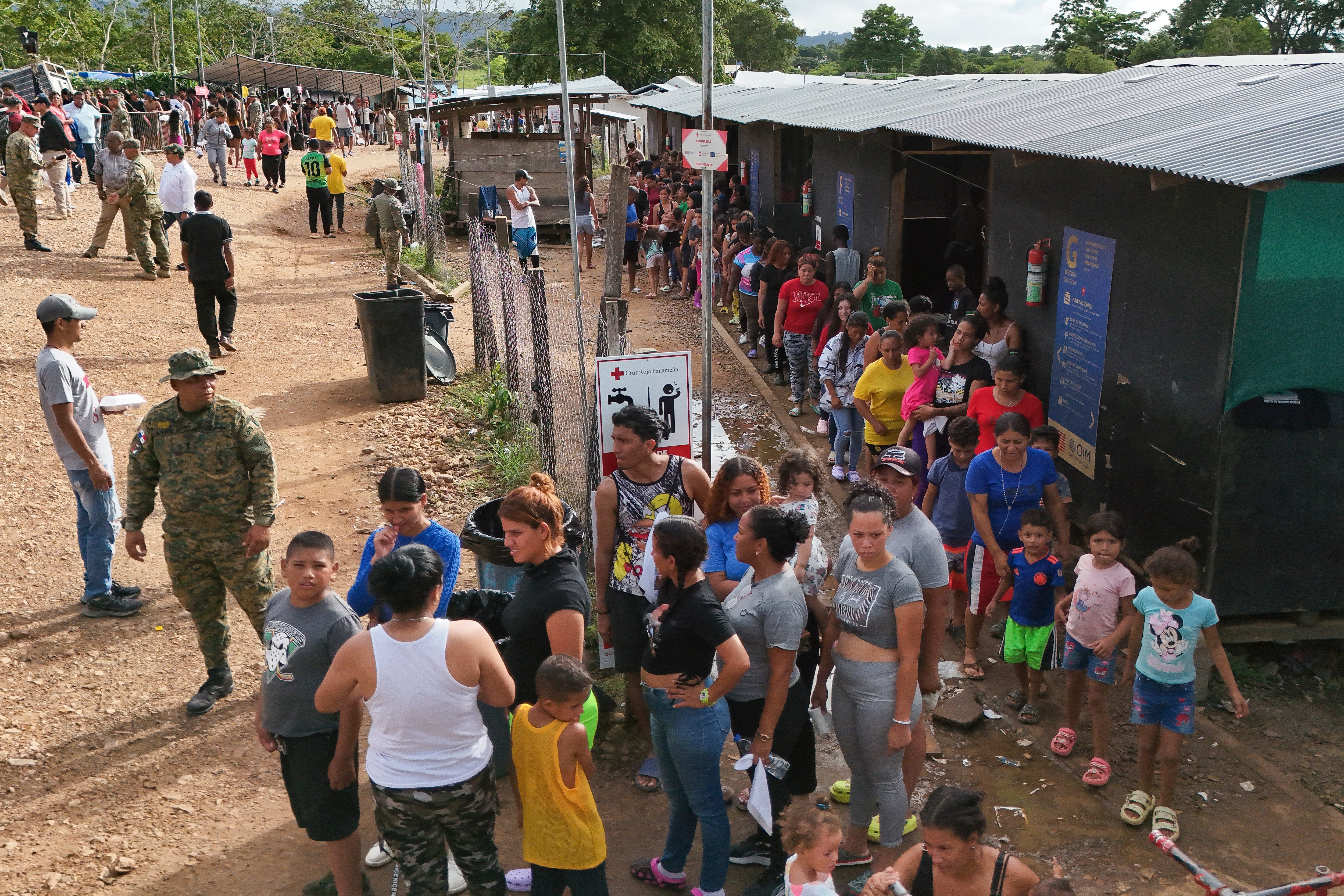 Migrantes hacen fila para recibir alimentos en un campamento temporal después de cruzar el Tapón del Darién desde Colombia   (Foto AP/Matías Delacroix)