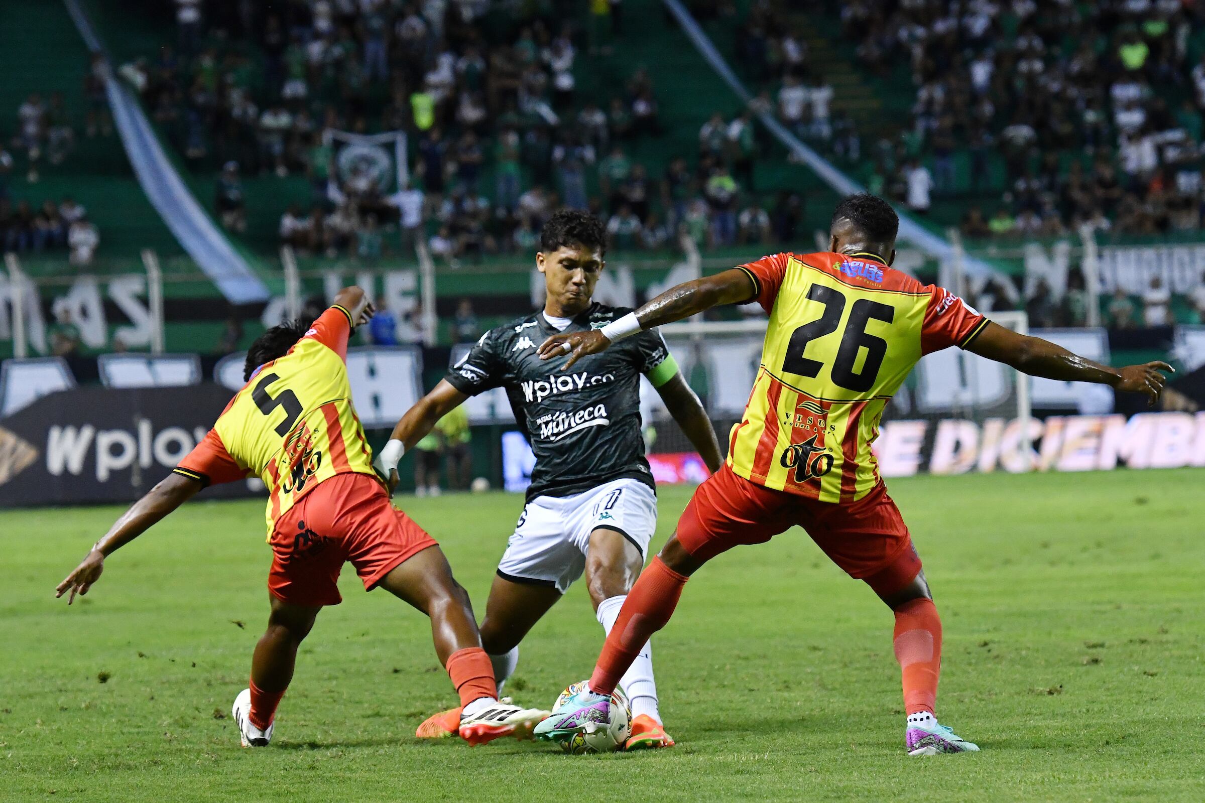 Jugadores del Cali y Pereira en acción durante partido entre Deportivo Cali y Deportivo Pereira, por la fecha 1 de la Liga BetPlay DIMAYOR II 2024 jugado en el estadio Deportivo Cali de la ciudad de Palmira - crédito VizzorImage / Nelson Rios