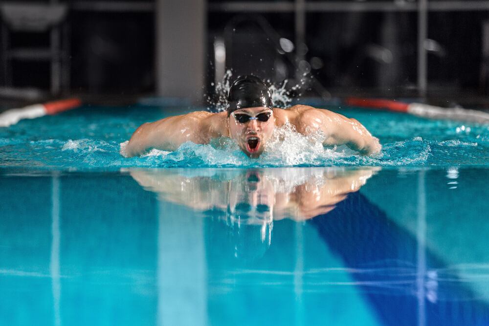 Uno de los deportes más completos que puede beneficiar la salud física y mental del cuerpo es la natación - crédito Freepik