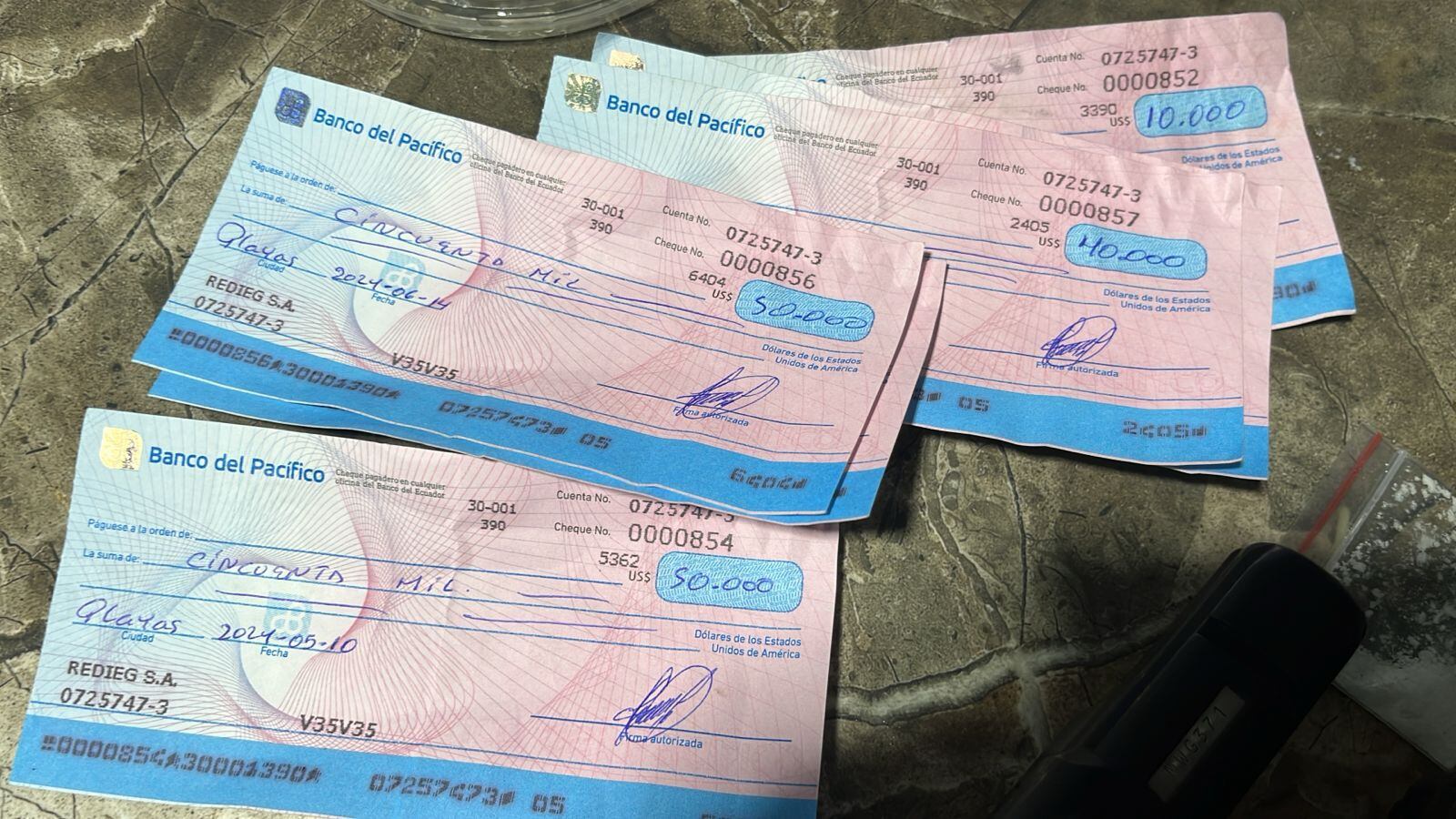 Cheques encontrados en la narcofiesta emitidos por una empresa contratista de una pequeña municipalidad de Ecuador. (FF.AA.)