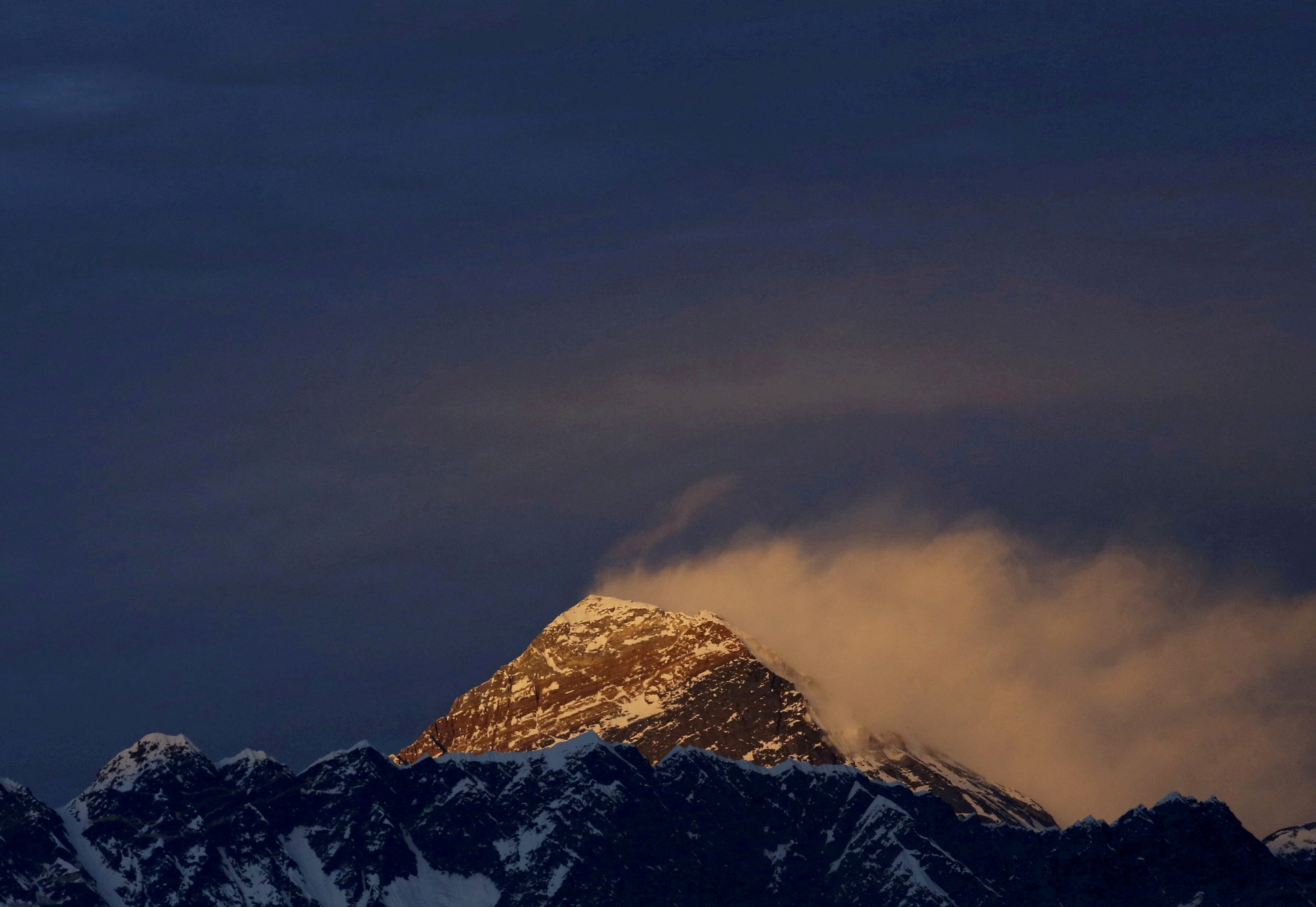 La historia de Beck Weathers fue llevada al cine en la película “Everest” y en su libro "Dado por muerto" (REUTERS)