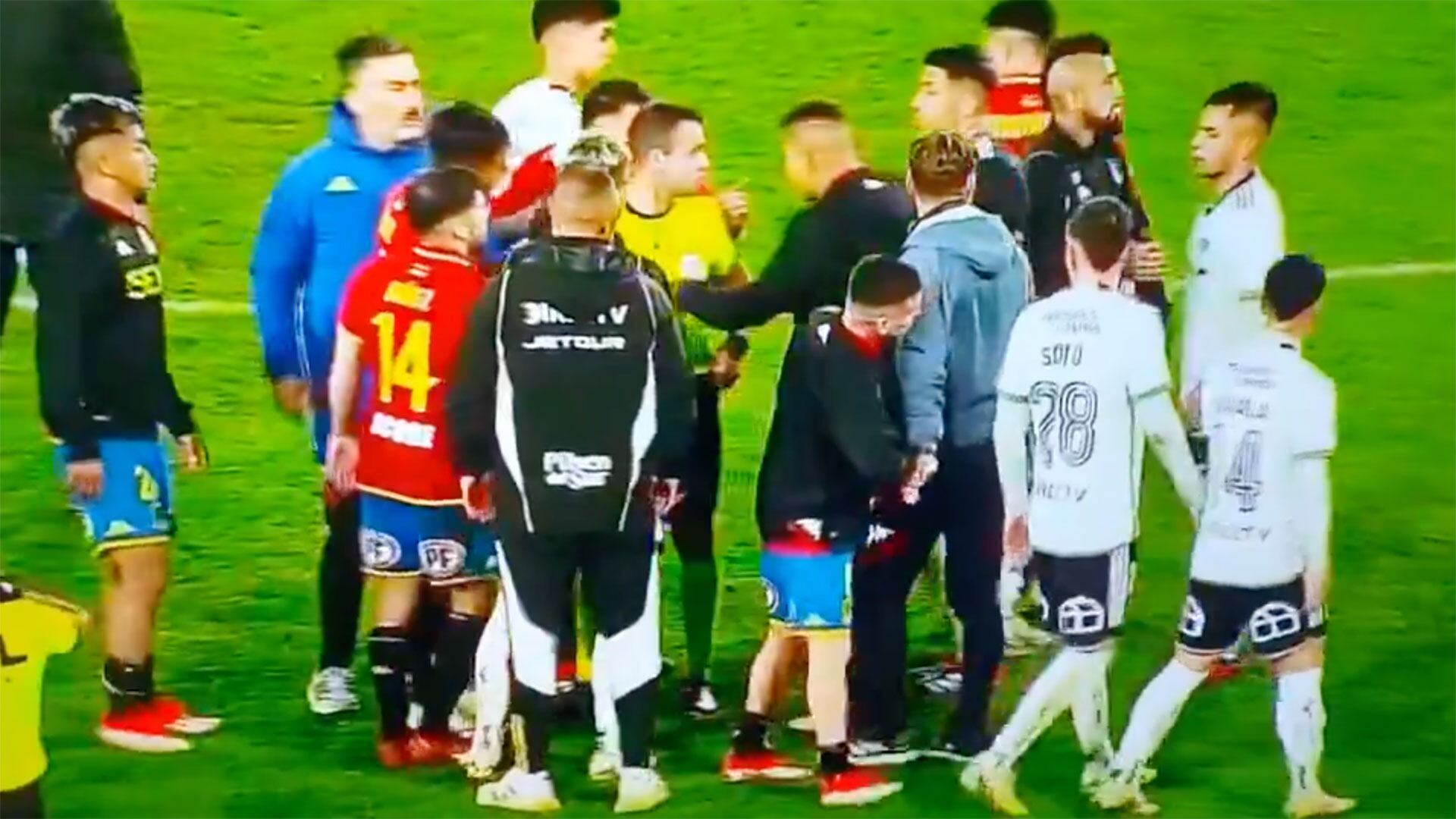 Colo Colo Venció A Unión Española, Pero El Partido Terminó En Una Pelea Descomunal