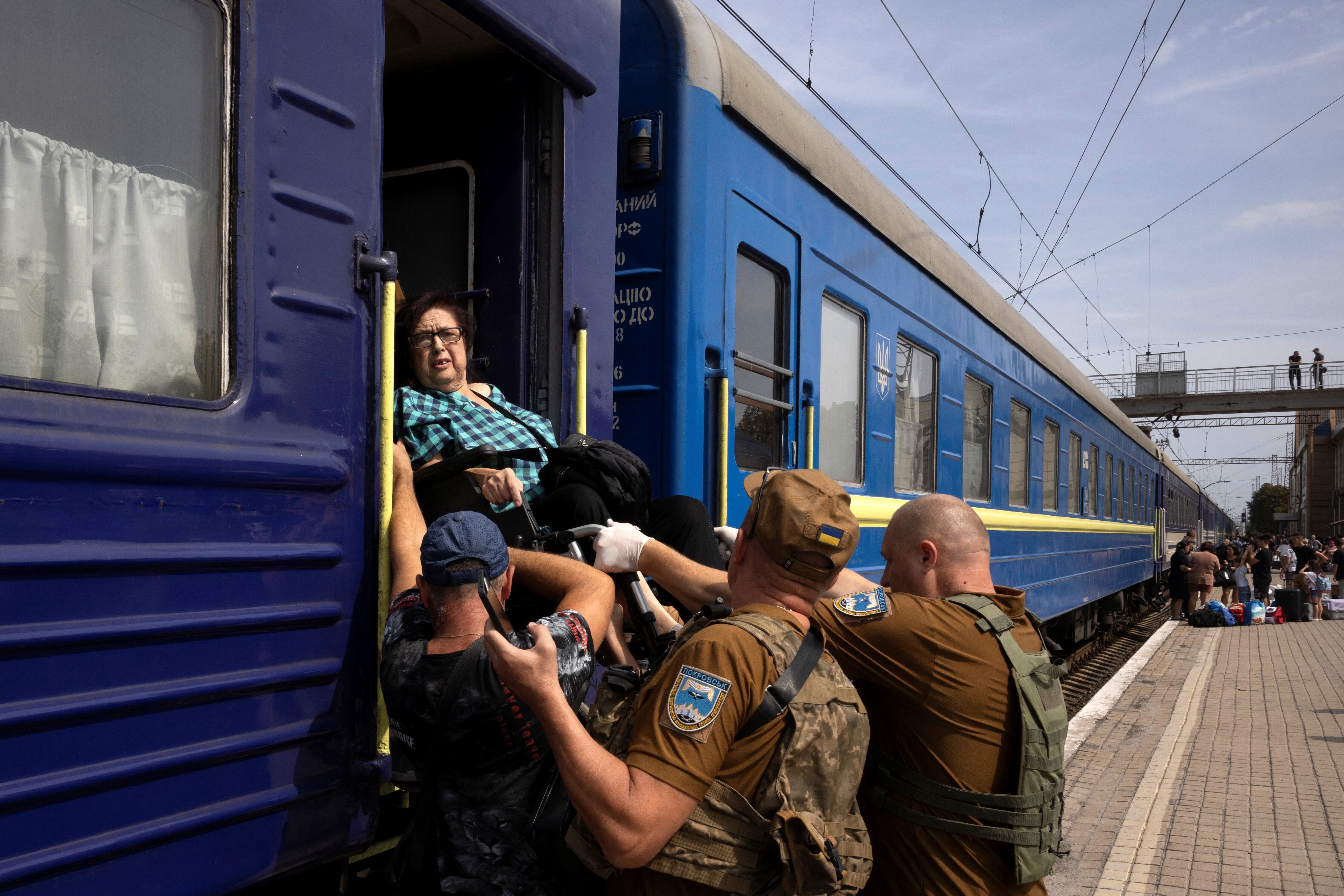 Personas son evacuadas en trenes (REUTERS/Thomas Peter)