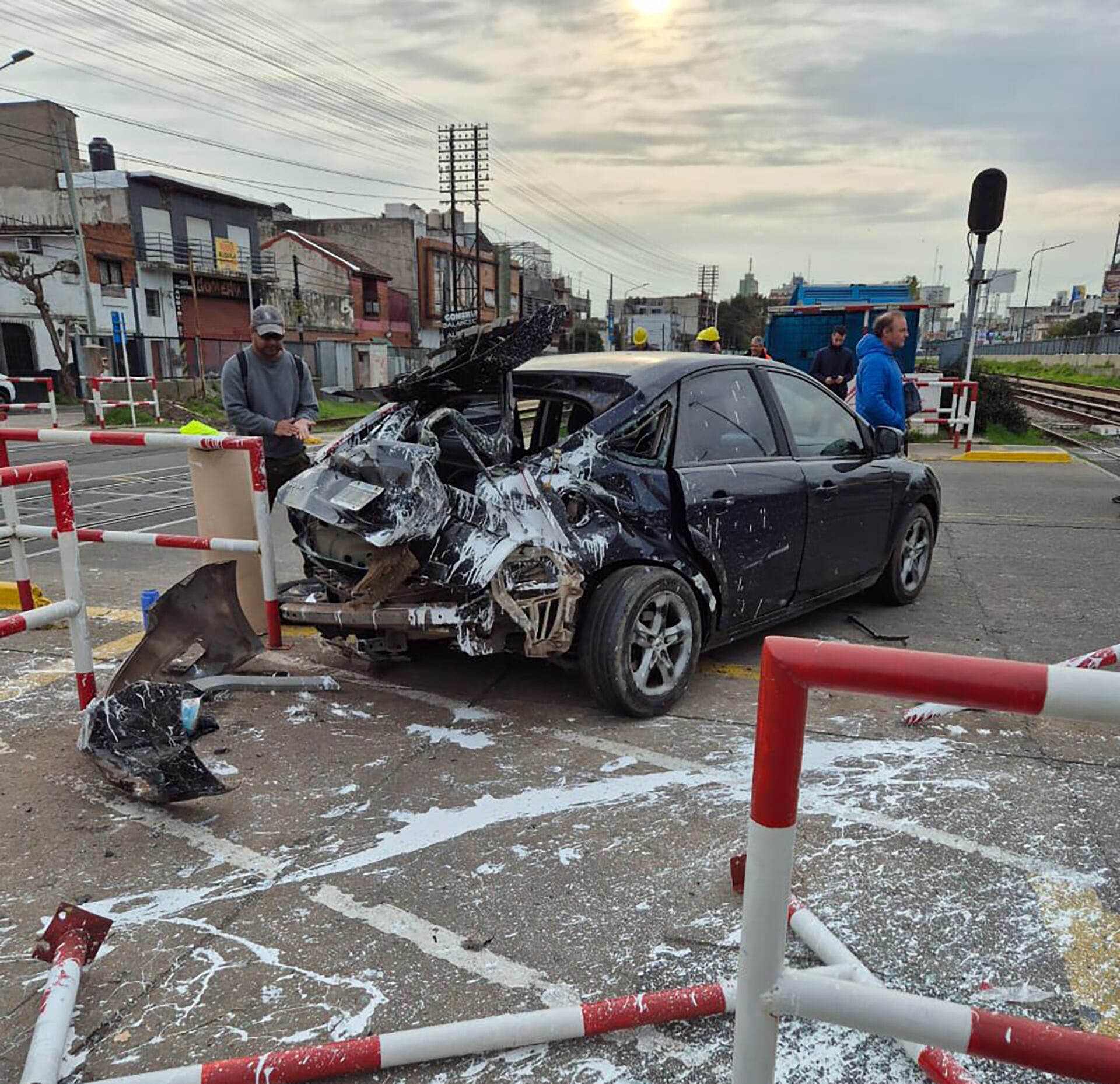 Una formación del tren Sarmiento embistió a un auto en Ciudadela