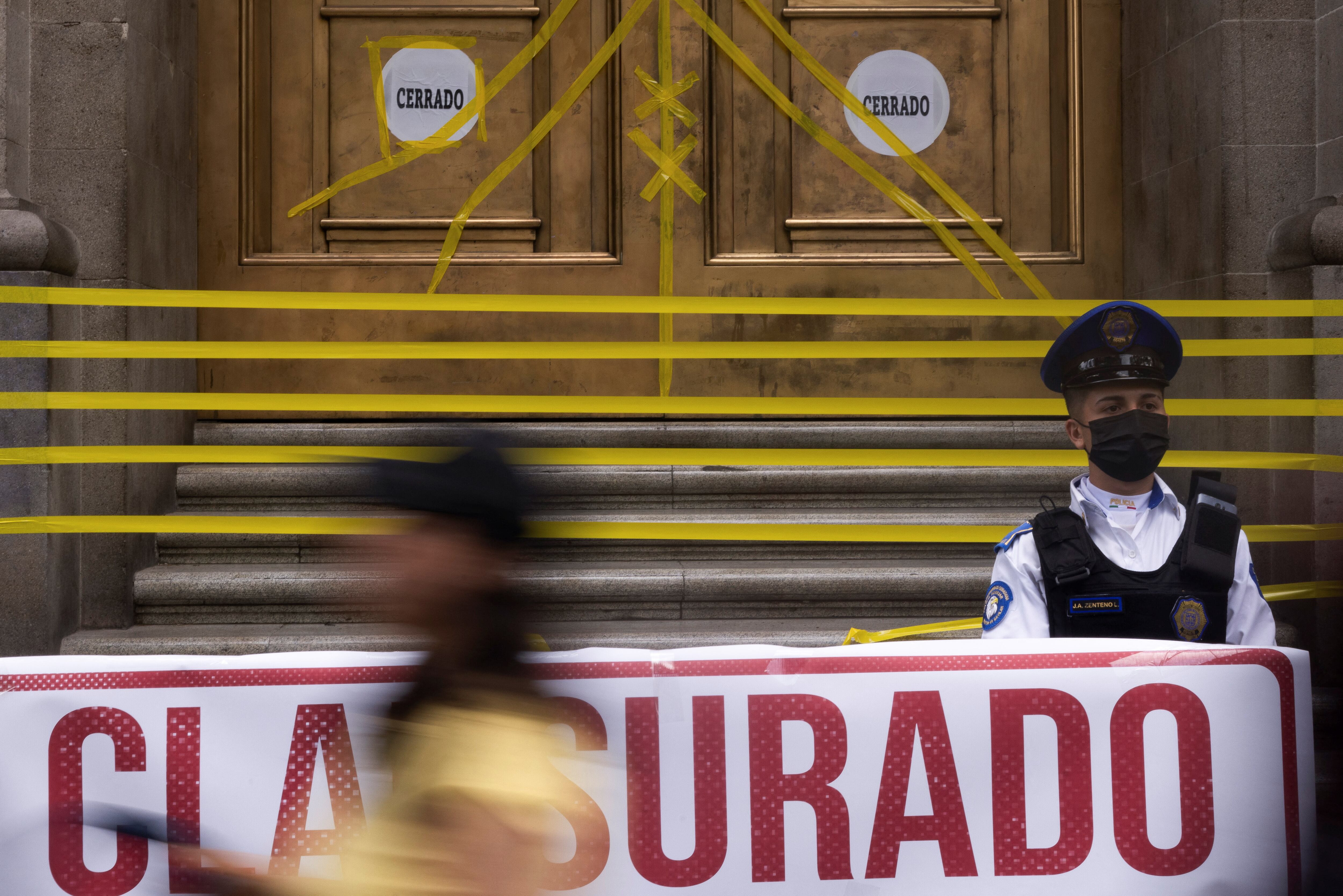 A police officer guards the main entrance of the Supreme Court of Justice (SCJN) after judges decided to join the work stoppage due to a debate in Congress on a controversial judicial reform in Mexico City, Mexico, September 4, 2024. REUTERS/ Quetzalli Nicte-Ha