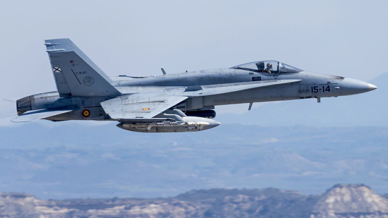 Un caza F-18 del Ejército del Aire sobrevuela las Bardenas Reales, en Navarra (EA)