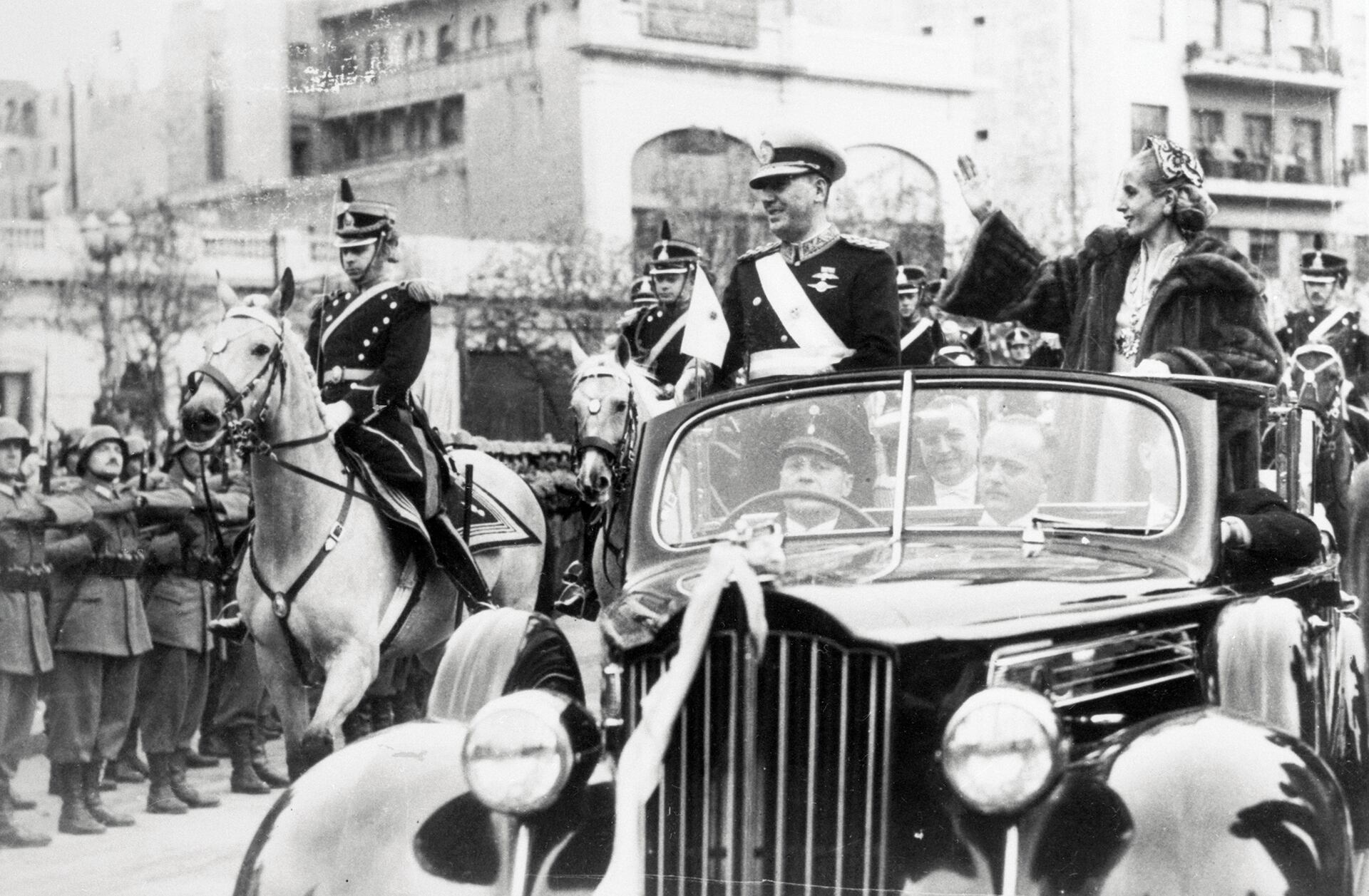 Hizo un gran esfuerzo para estar presente en la ceremonia de asunción de su marido en su segundo período presidencial. Hasta se le construyó un arnés especial, disimulado por el tapado, para que pudiera ir parada