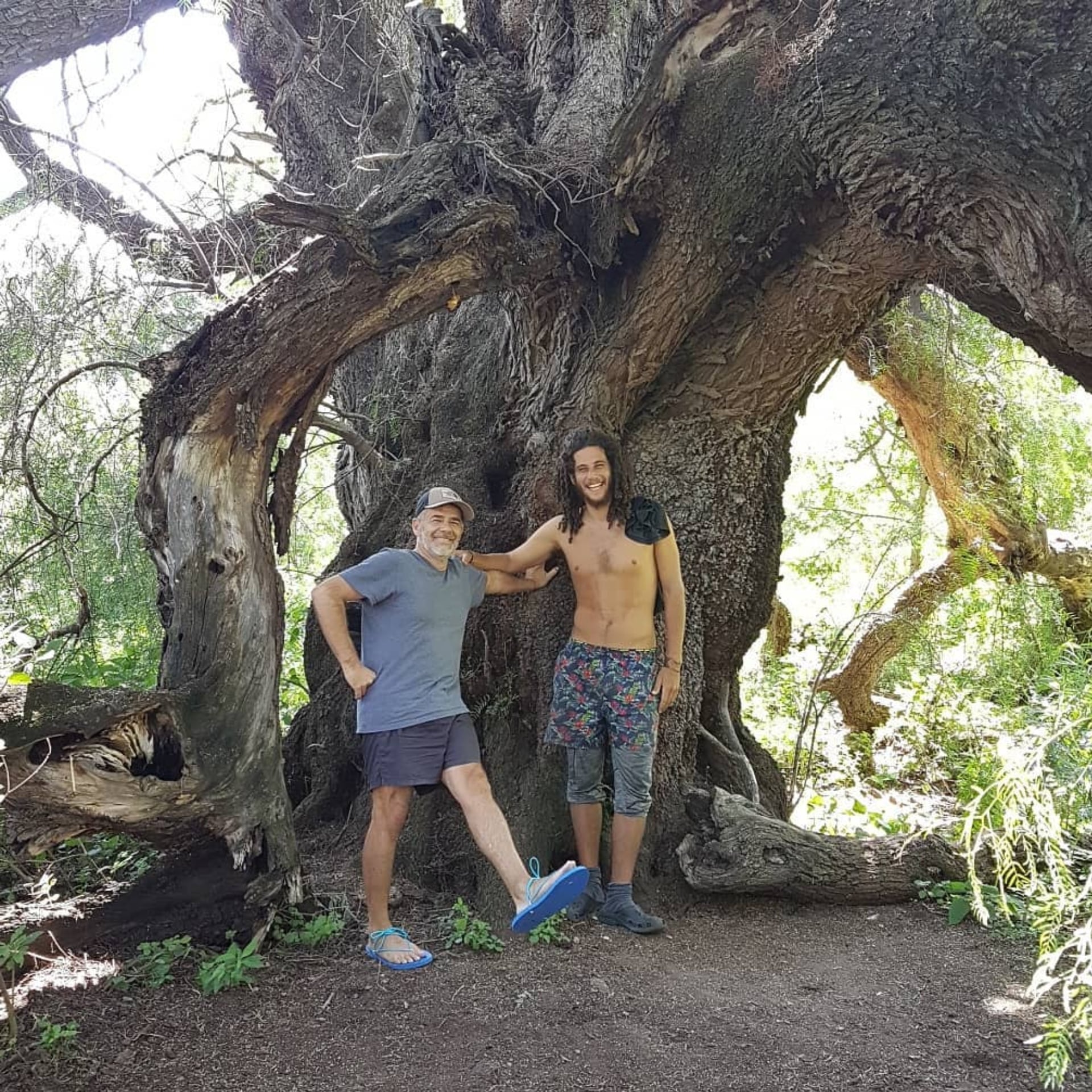 Julián Weich y su hijo Jerónimo, rodeados de la naturaleza