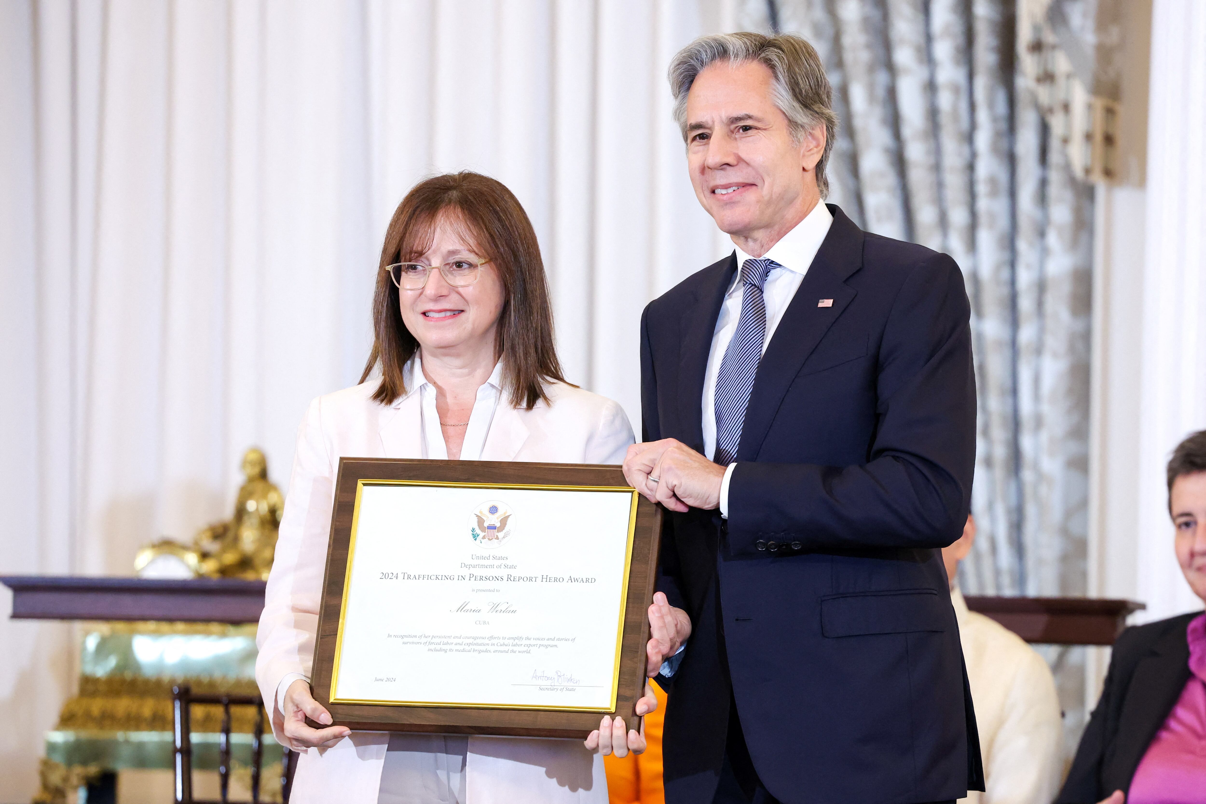 Maria Werlau junto a Blinken tras recibir el galardón (REUTERS/Amanda Andrade-Rhoades)