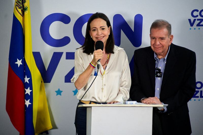 La líder opositora venezolana María Corina Machado habla junto al candidato presidencial opositor Edmundo González durante una rueda de prensa tras el anuncio del Consejo Nacional Electoral de que el presidente de Venezuela, Nicolás Maduro, ganó las elecciones, en Caracas
 July 29, 2024. REUTERS/Maxwell Briceno - RC2A59AEYQX5