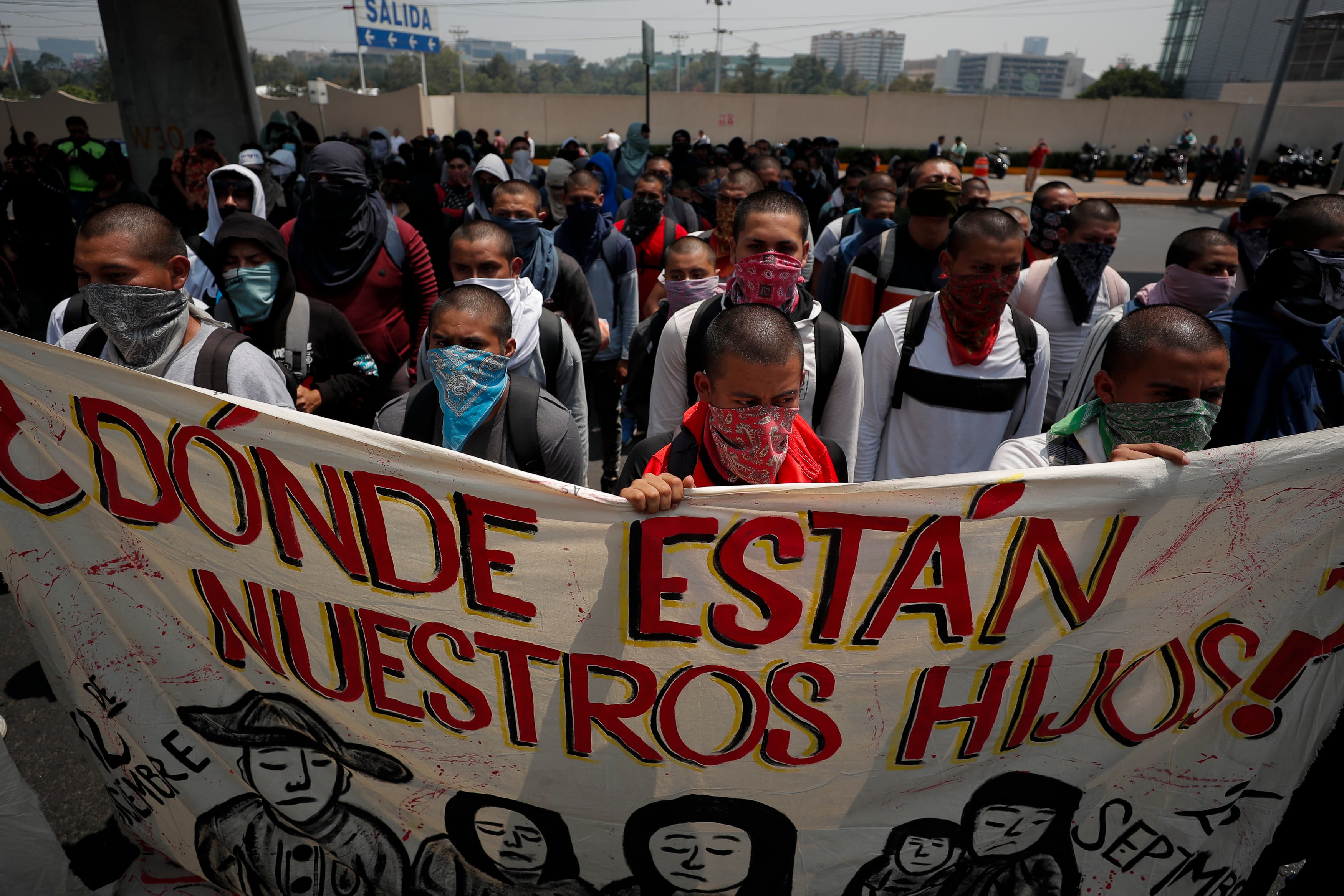 Padres y madres de los 43 jóvenes desaparecidos de Ayotzinapa en septiembre de 2014 y estudiantes de la escuela rural, ubicada en el estado de Guerrero. Imagen de archivo. EFE/ Isaac Esquivel
