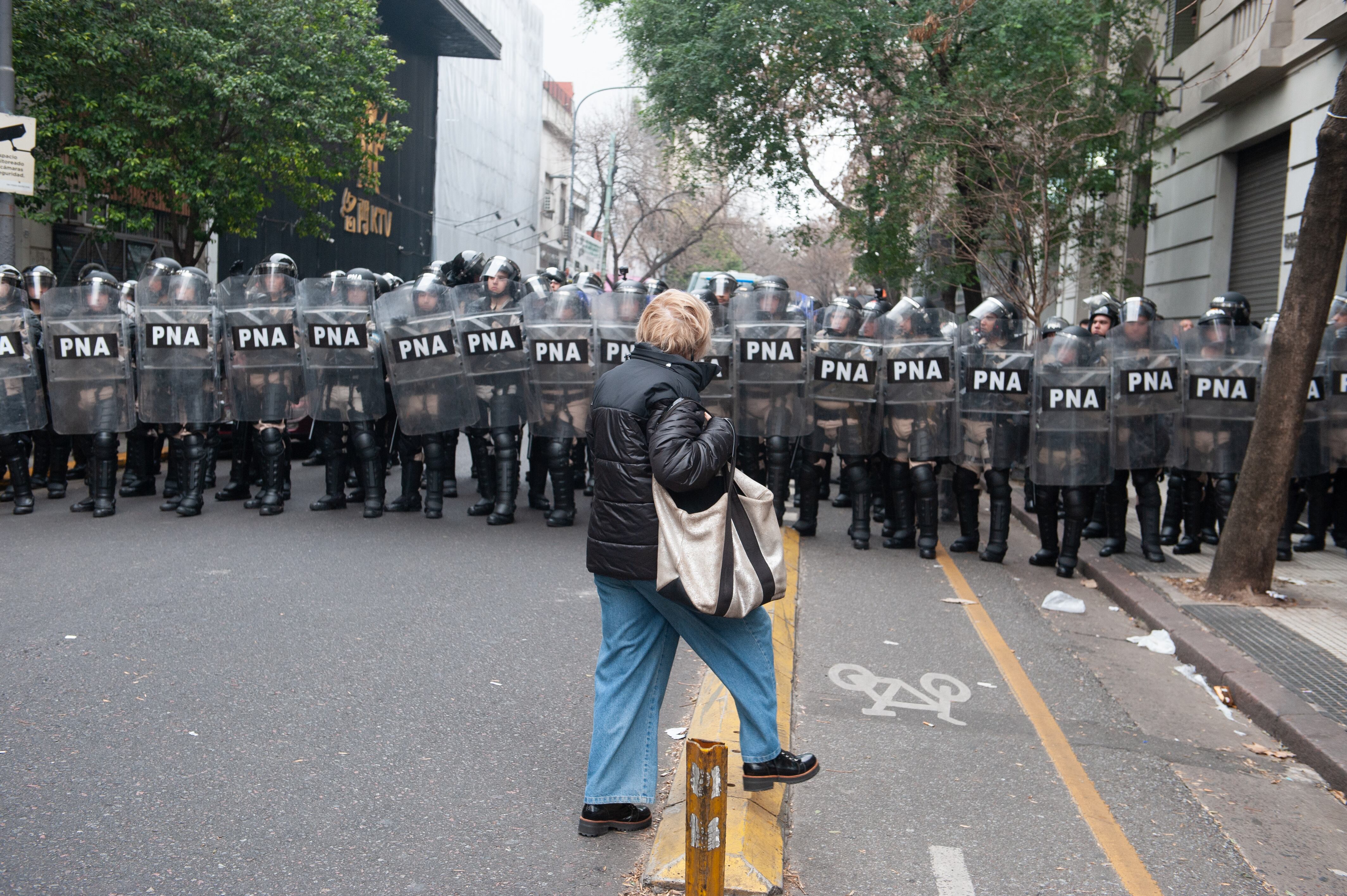 Tensión en el congreso mientras se debate la ley bases en el senado