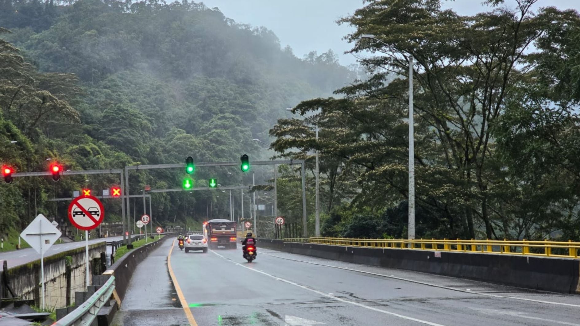 Por la vía que conecta a Bogotá con Villavicencio se reportan lluvias, por lo que se recomienda conducir con precaución - crédito @CoviandinaSAS/X